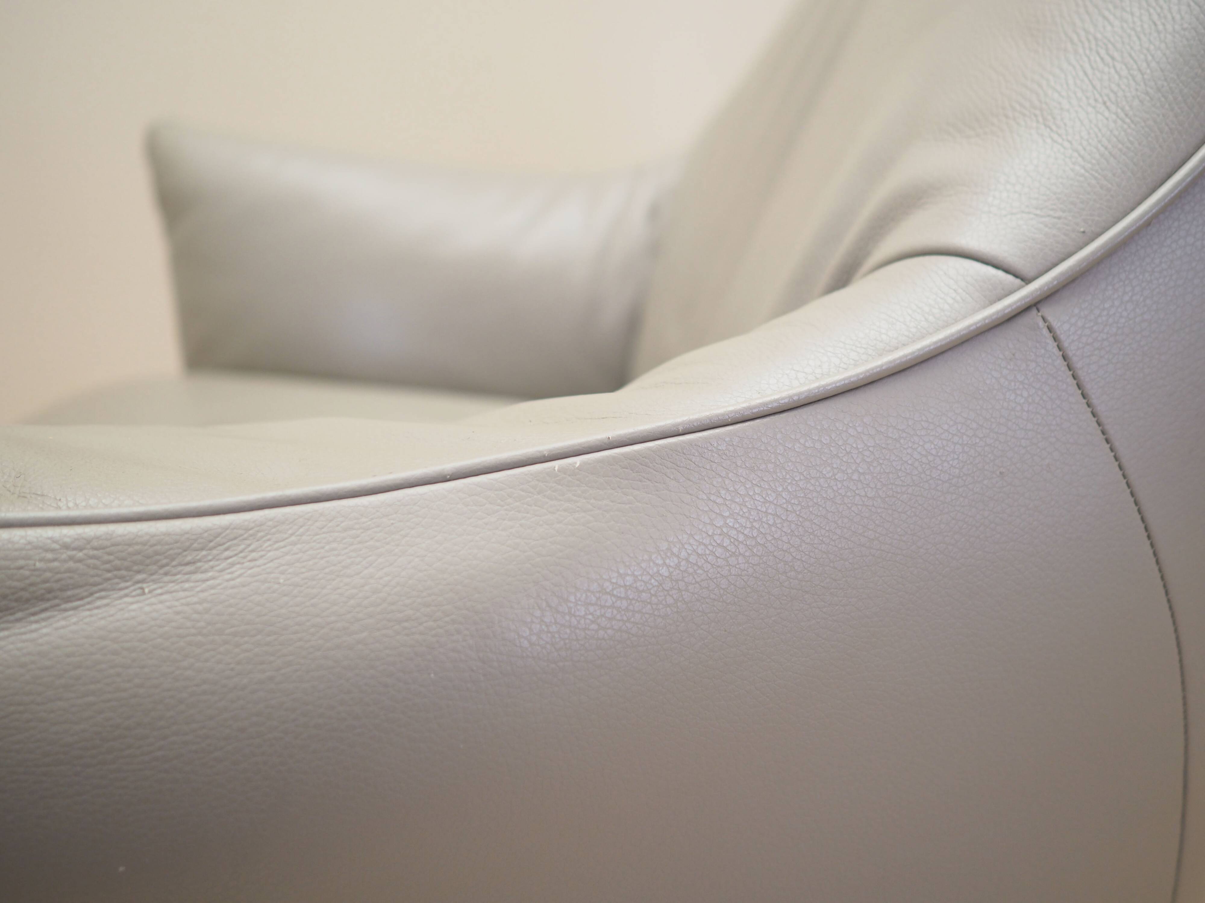 Leather swivel armchair, Italian design, 1990s, manufacture: Natuzzi