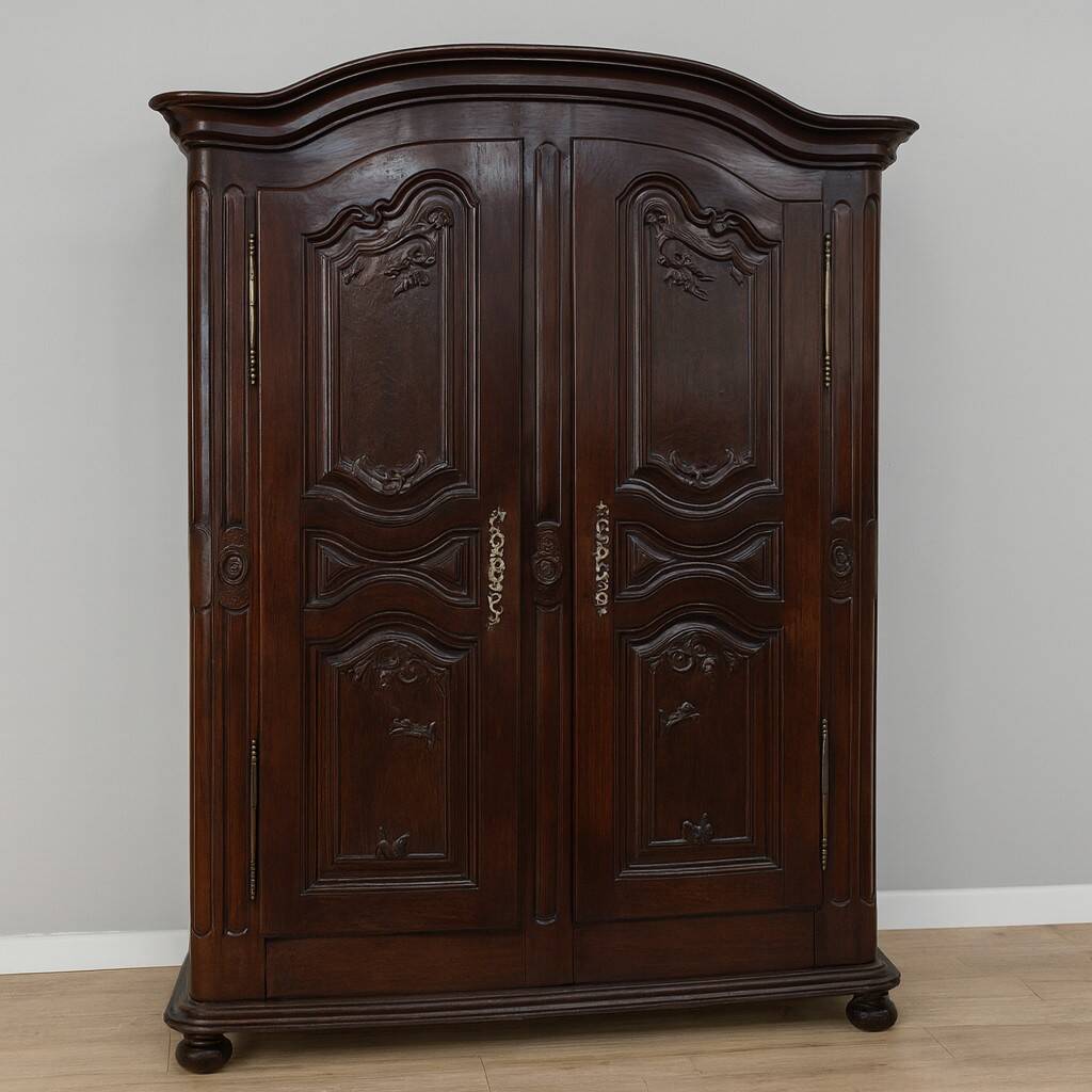 Alsatian wardrobe from the Louis XIII period in solid walnut.