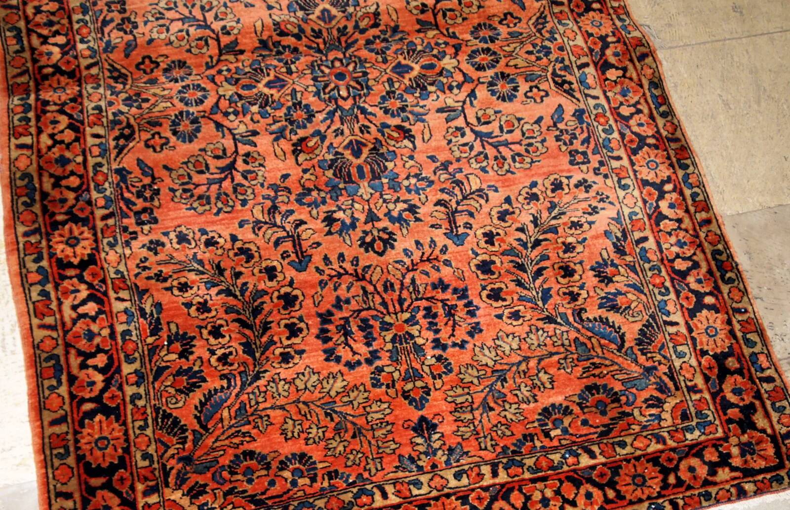 Handmade antique Persian Sarouk rug 3.2' x 5.3' (97cm x 161cm) 1920s - 1B674