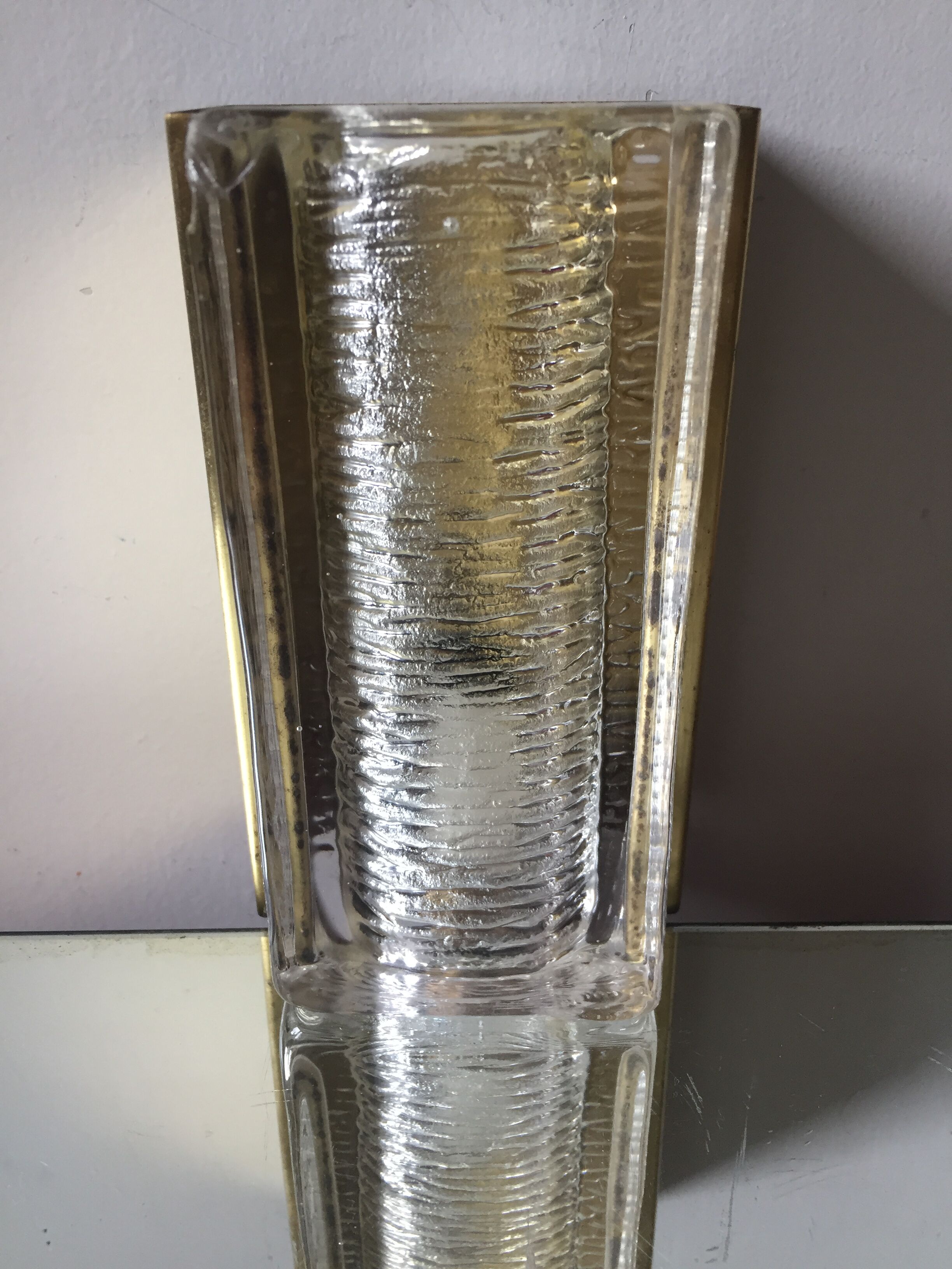 Applique scandinave du milieu du siècle dans le cristal et le laiton