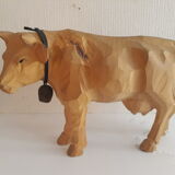 Vache en bois sculpté