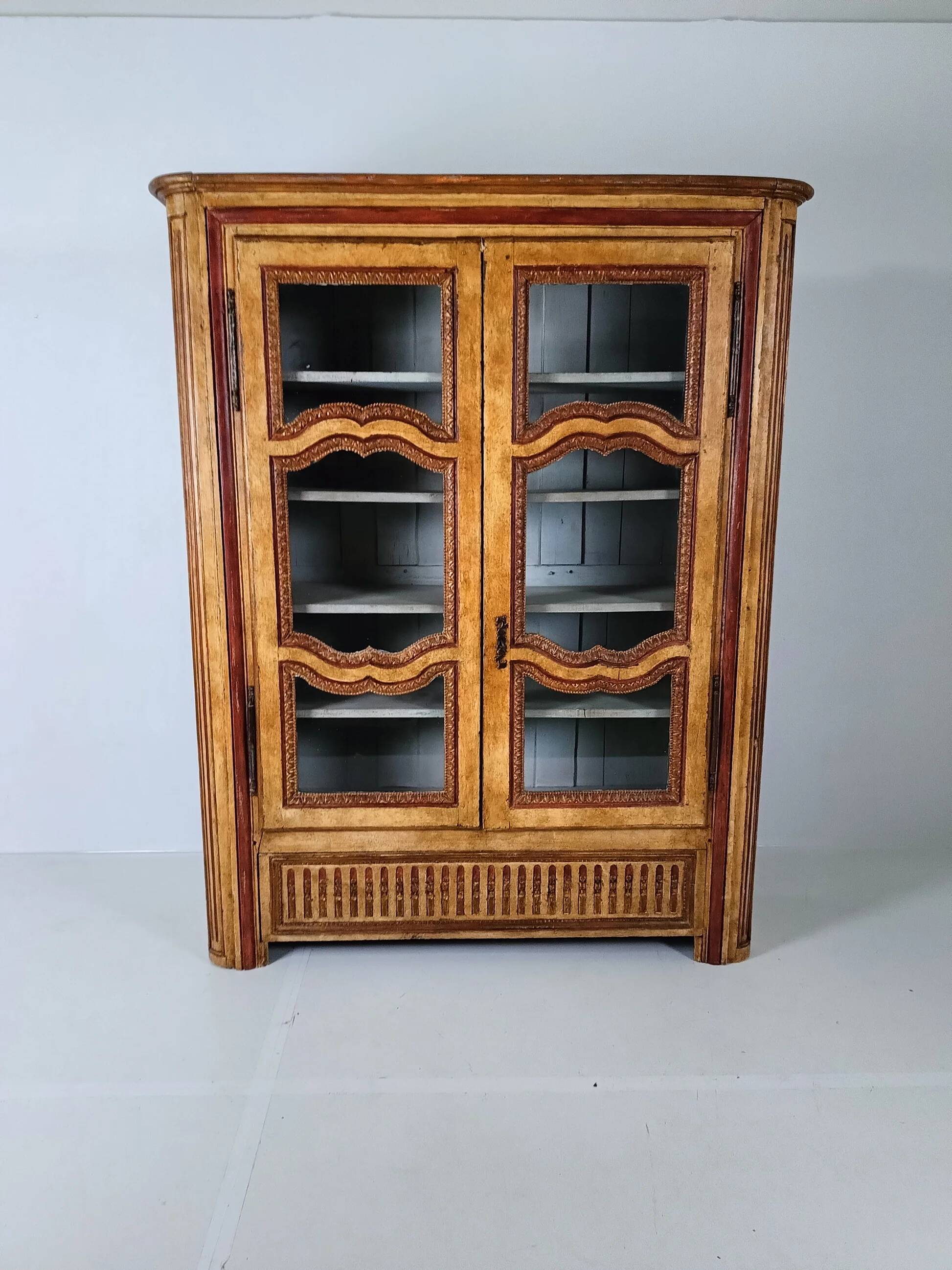 Vitrine française ancienne peinte