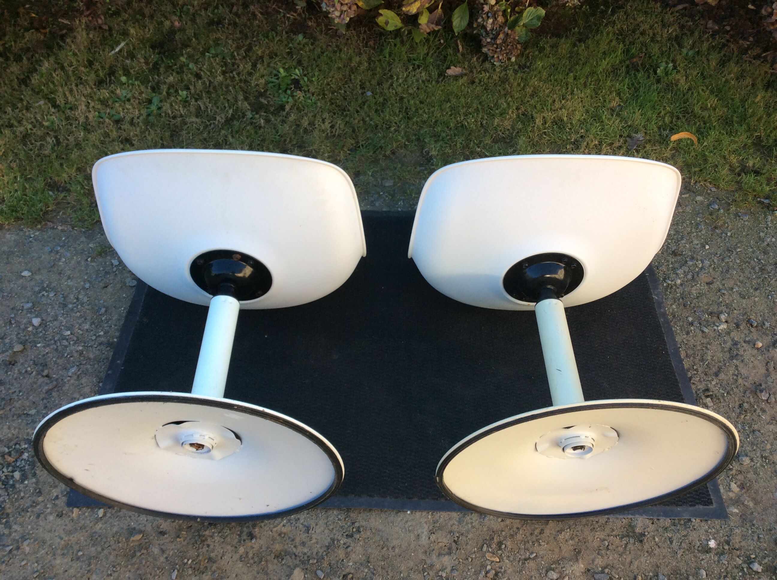 Vintage chair with tulip base in white lacquered metal pvc back and seat in orange Skaï.