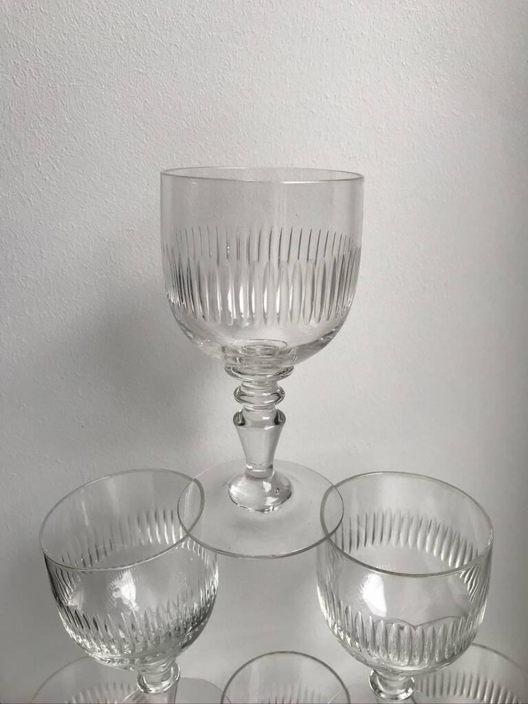 Ensemble de 8 verres à pied en verre moulé années 30 début XXème