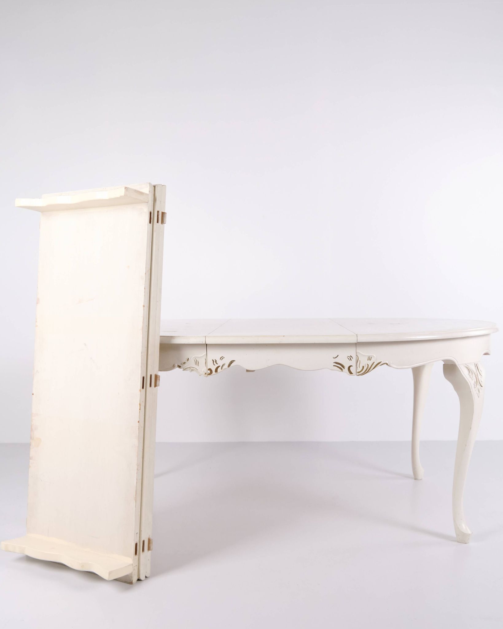Antique round dining table with extension - Neo Rococo style - white painted with decorative details - 1920s