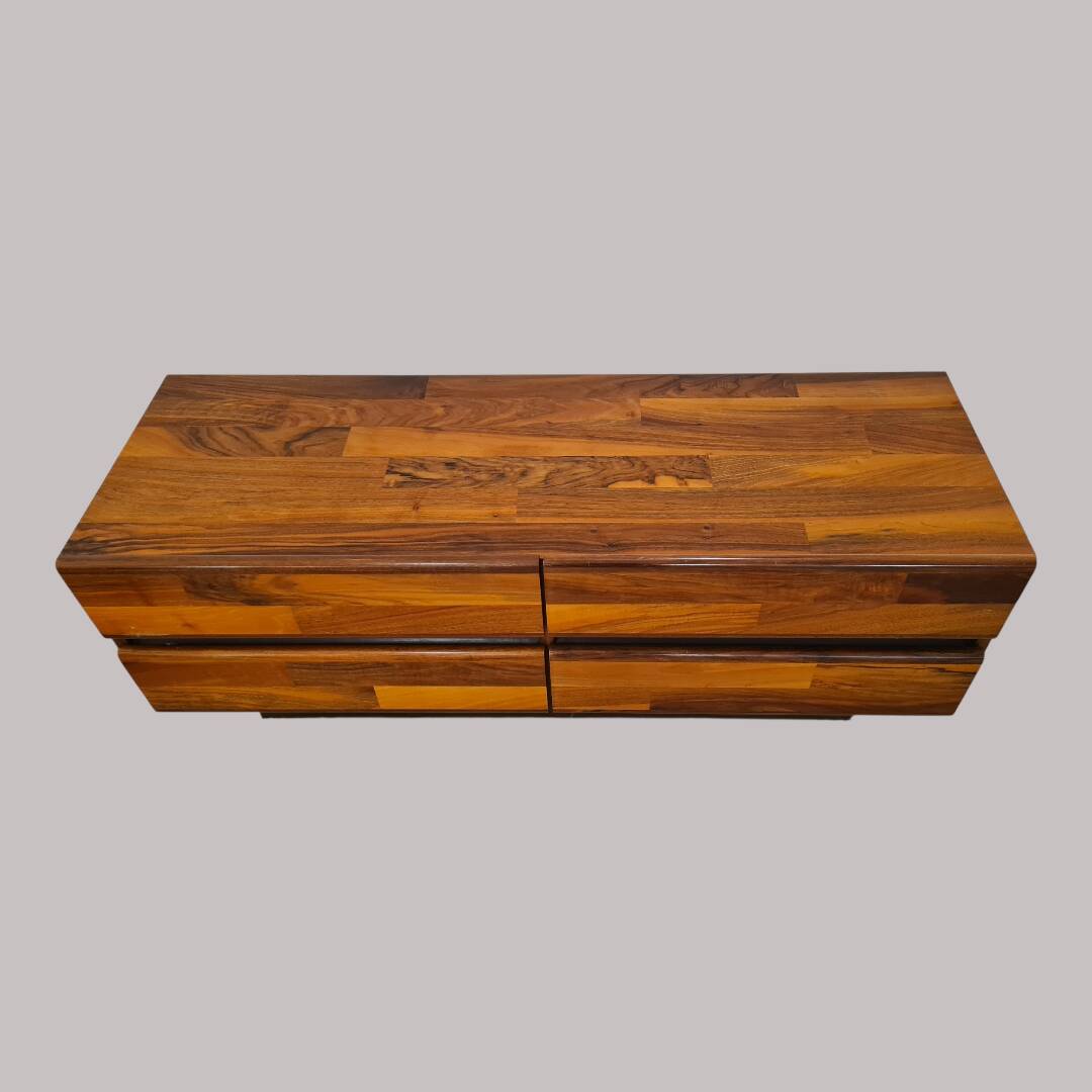 Low enfilade inspired by Jorge Zalszupin.