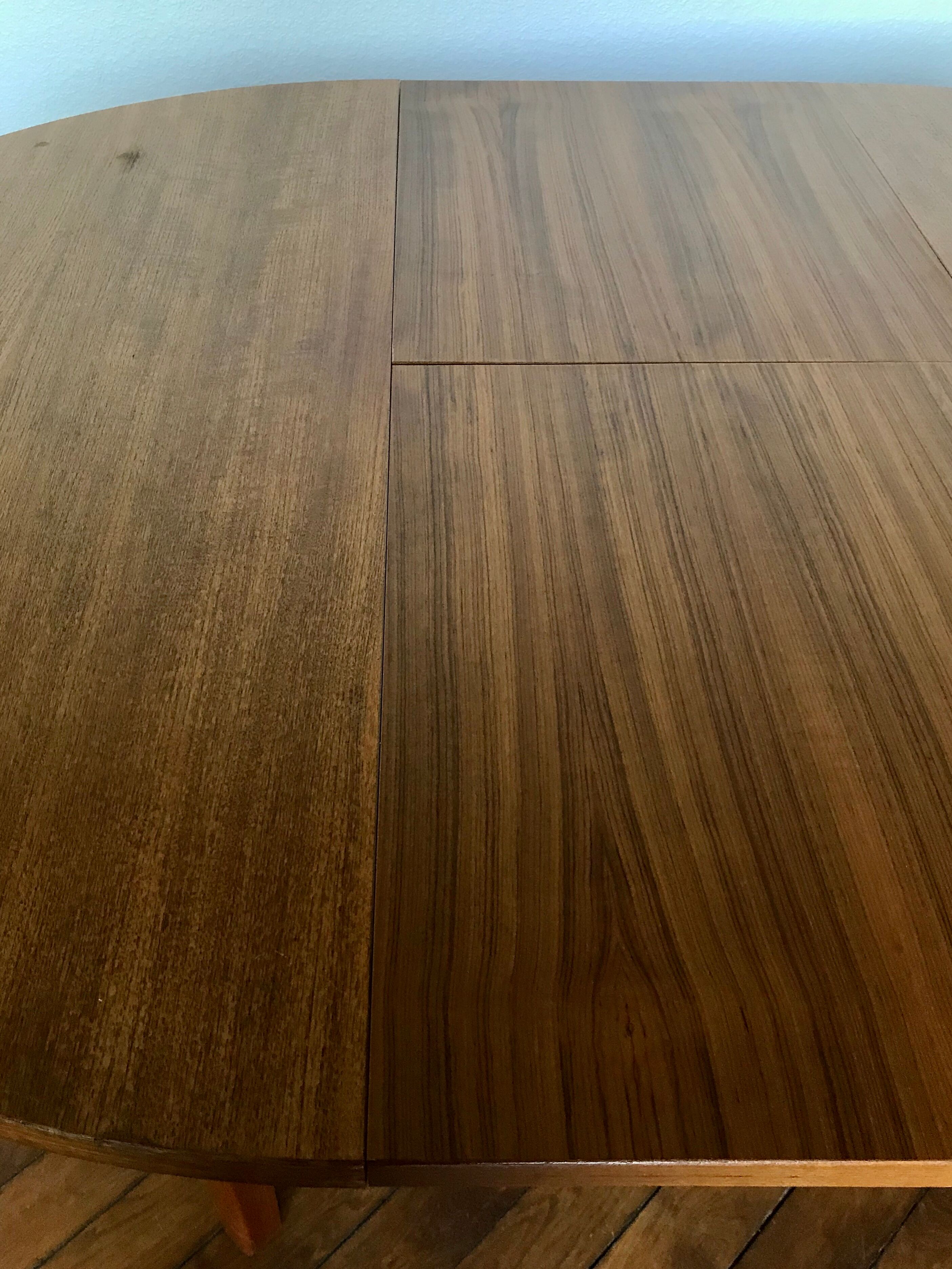 Round and expandable dining table, year 70