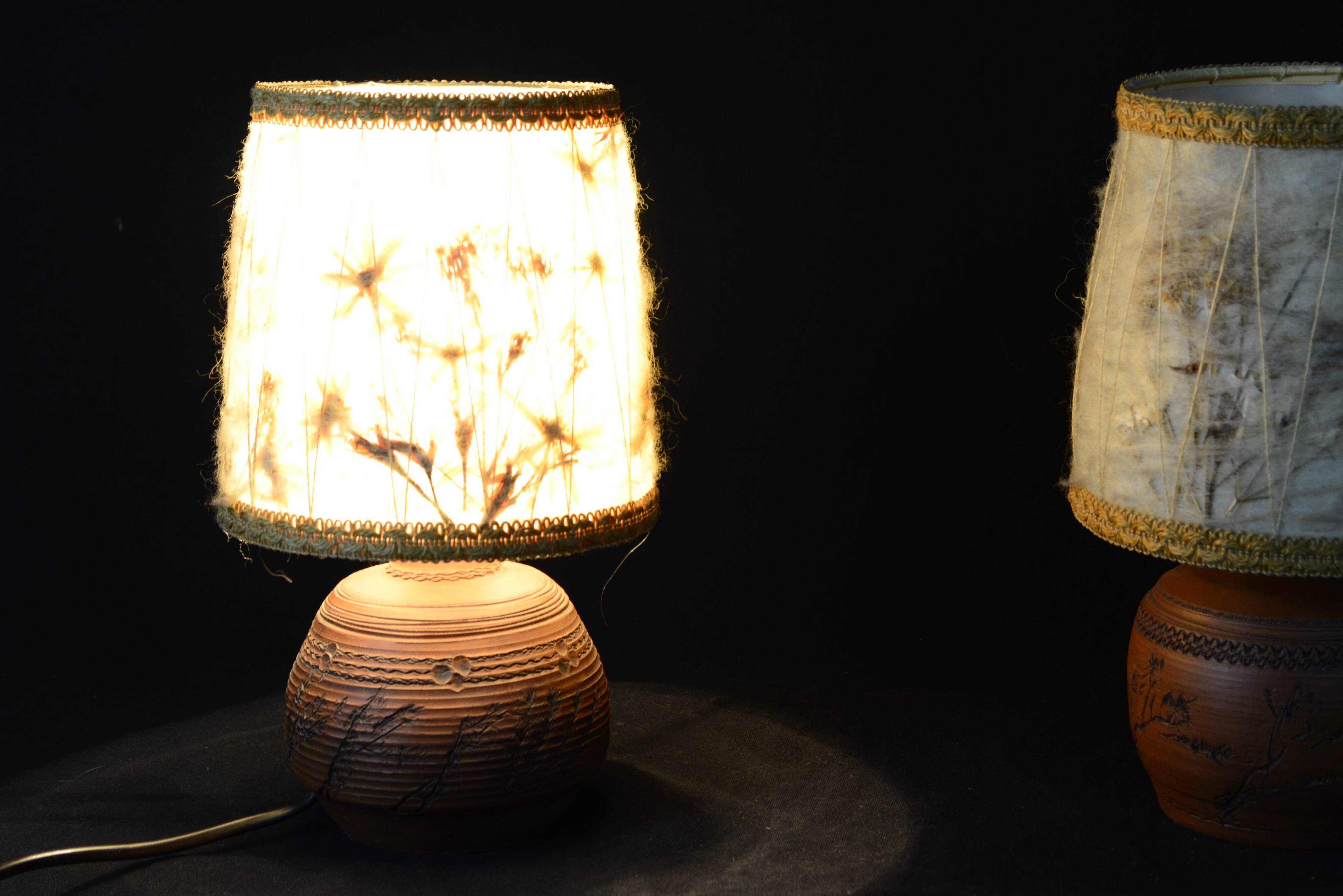 Paire de lampe en terre cuite Herbier 1970 Abat jour en laine et fleurs séchées. Bohème