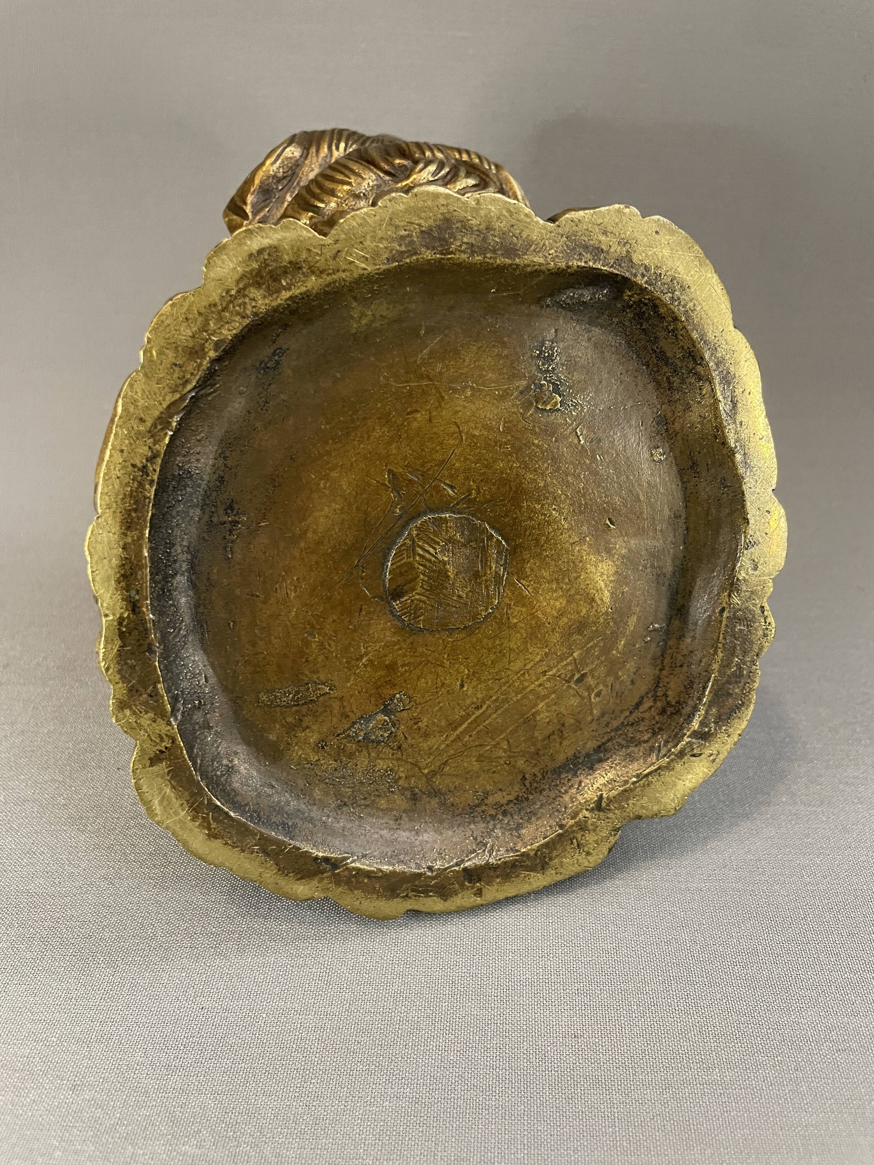 Pot à tabac en bronze en forme de tête de chien, vers 1900