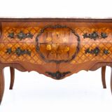Commode française en noyer datant d'environ 1870.