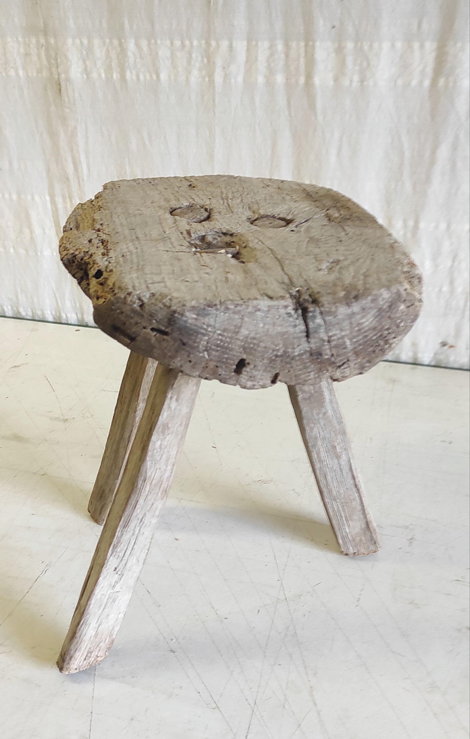 Tabouret tripode brutaliste en bois massif - mid. XXeme