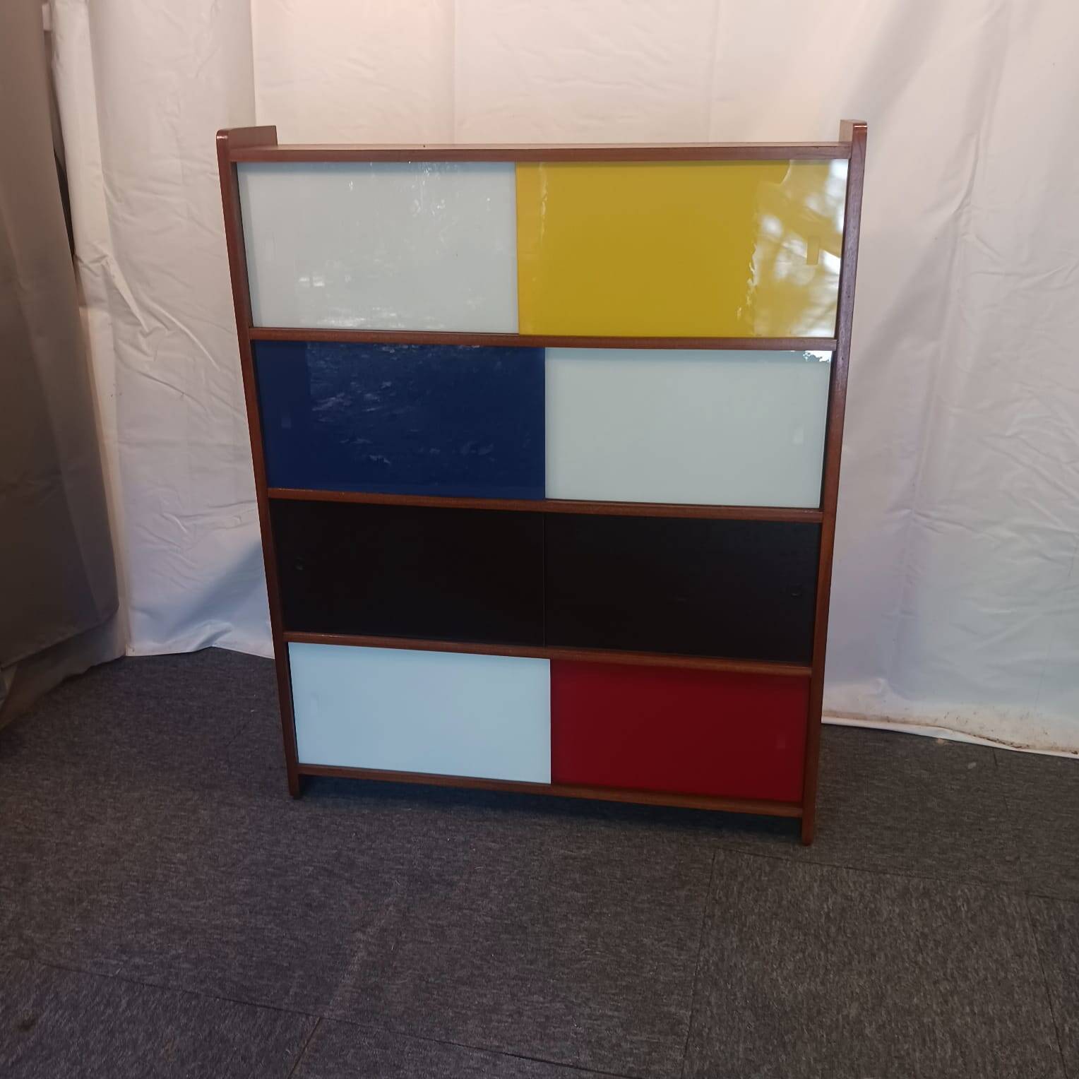 Display cabinet in the style of mondrian