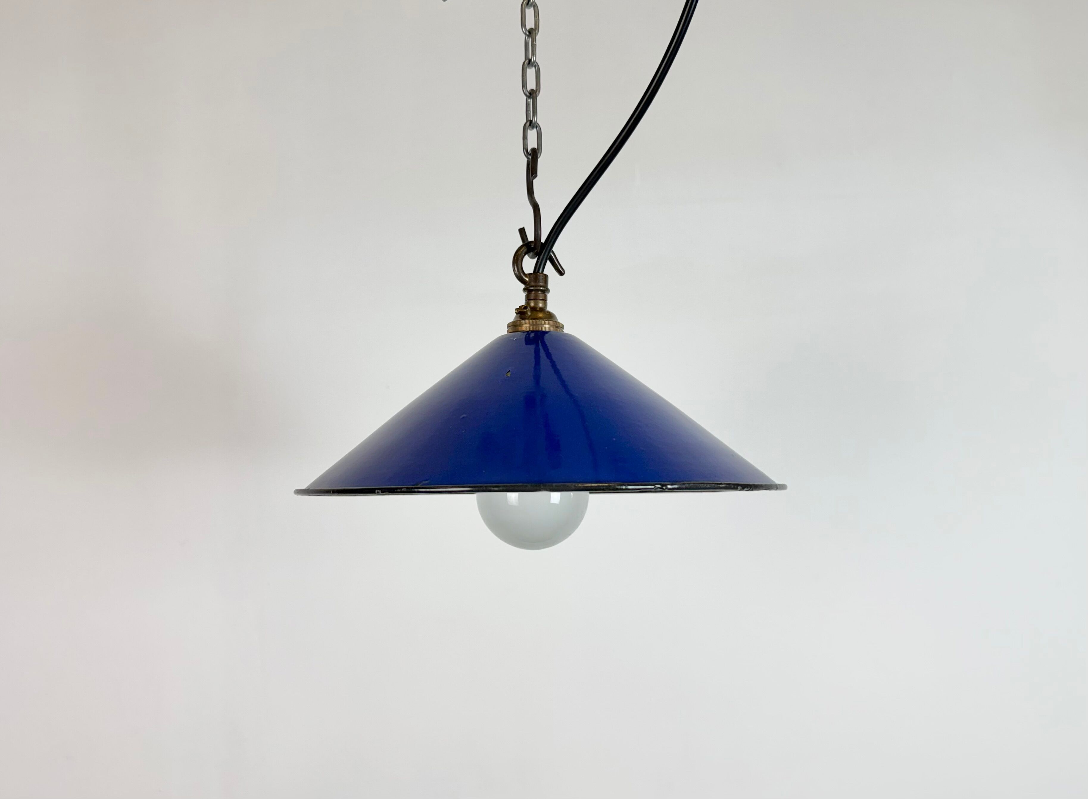 Suspension industrielle en émail bleu cobalt, années 1950