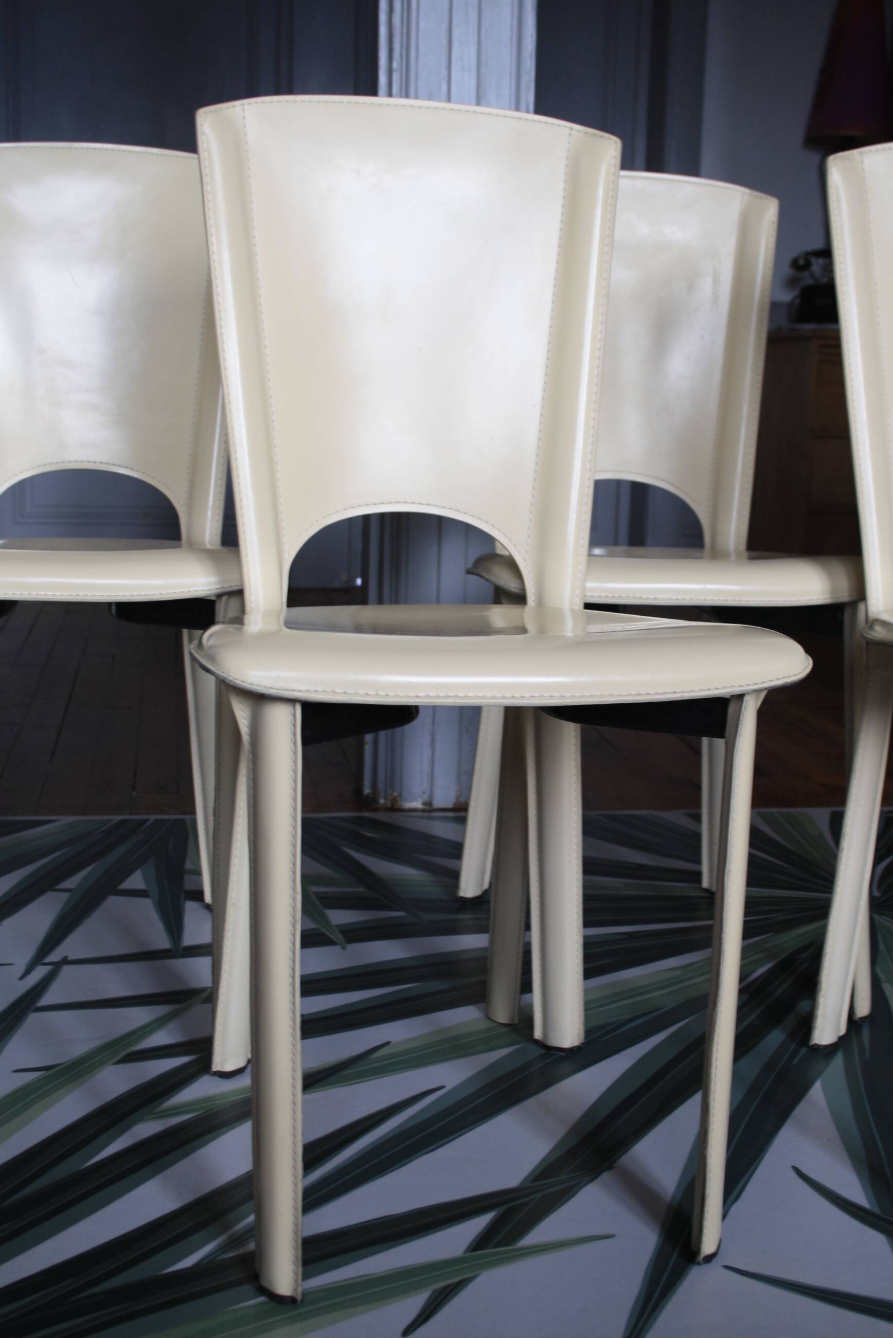 Set of 4 beige leather chairs from the 80s in Italy