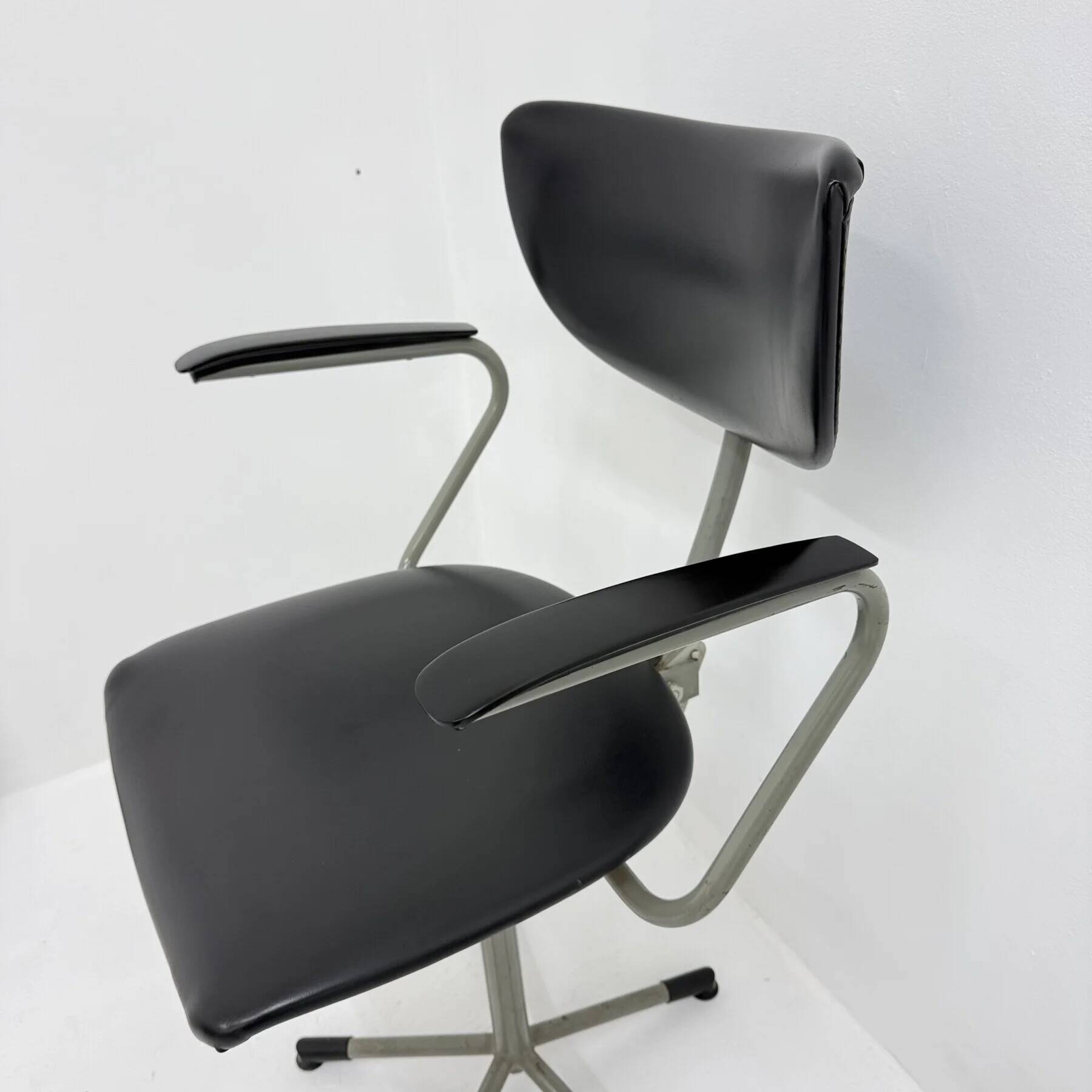 Chaise de bureau mid-century 3311 par Toon de Wit pour Gebroeders de Wit, années 1960.
