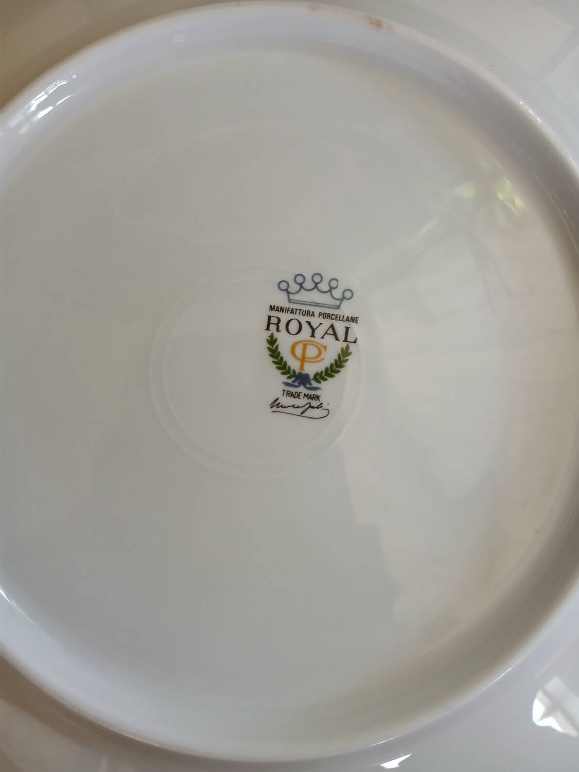 12 antique "Royal" dinner plates + 1 dish