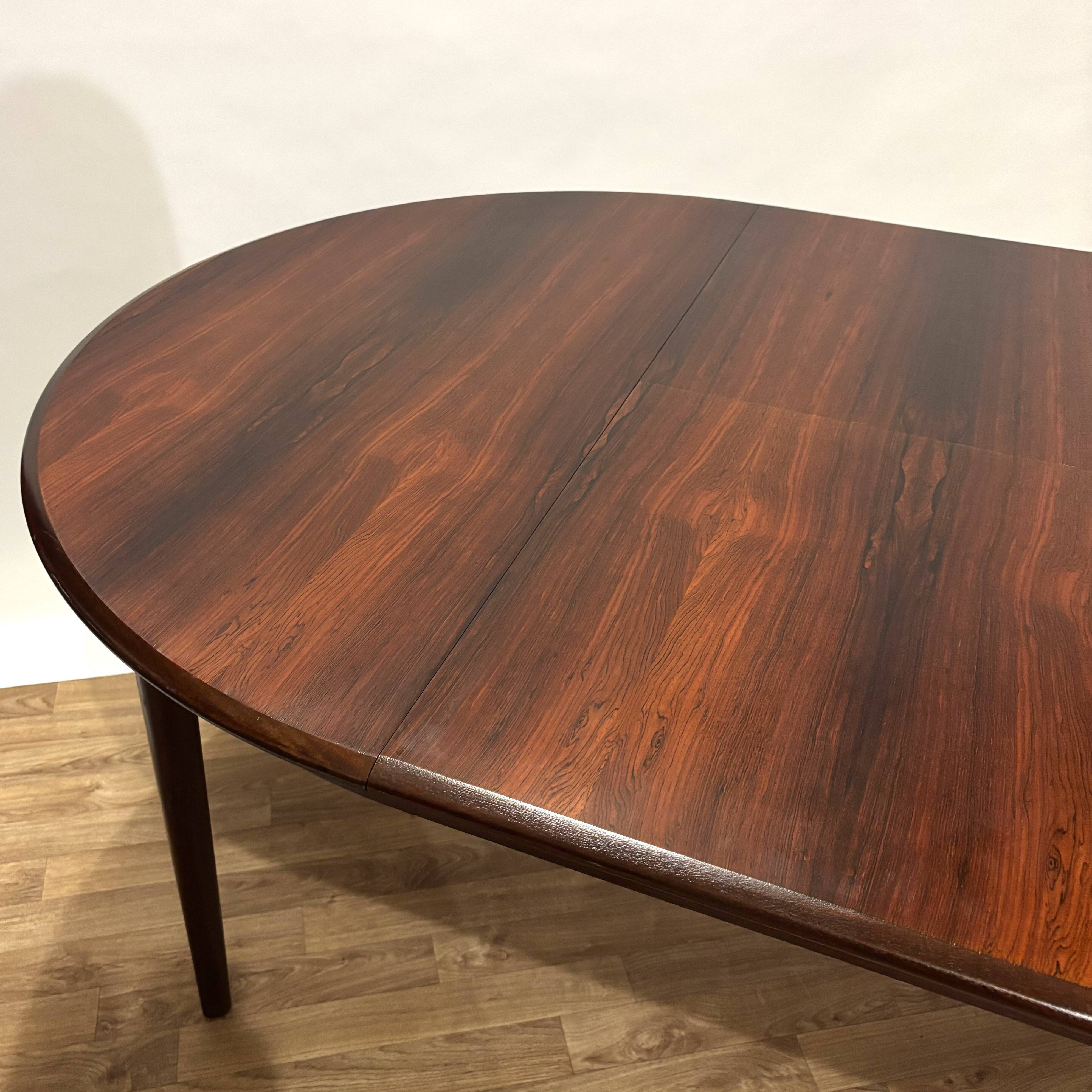 Extendable dining table in Rio rosewood.