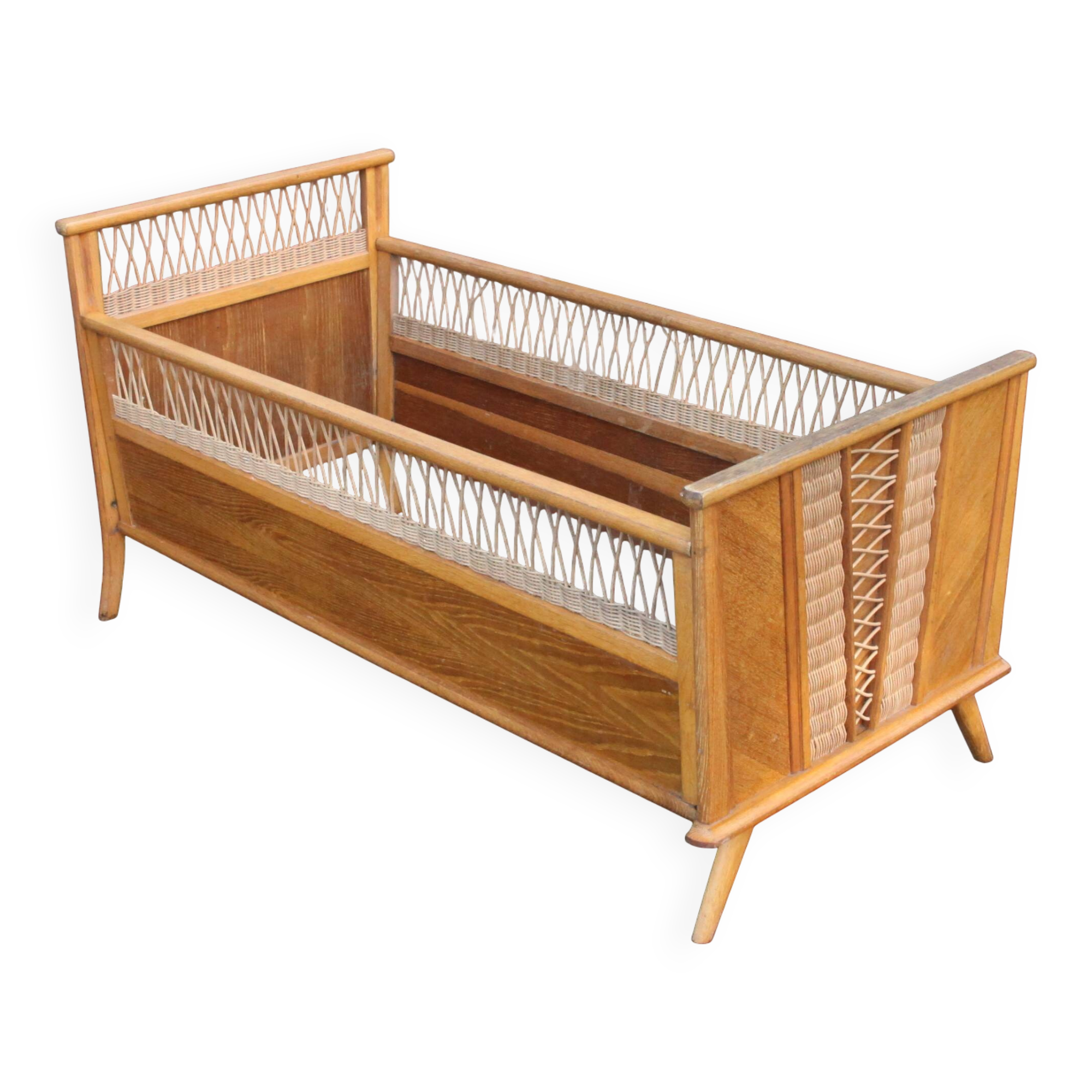 Children's bed in rattan and wood
