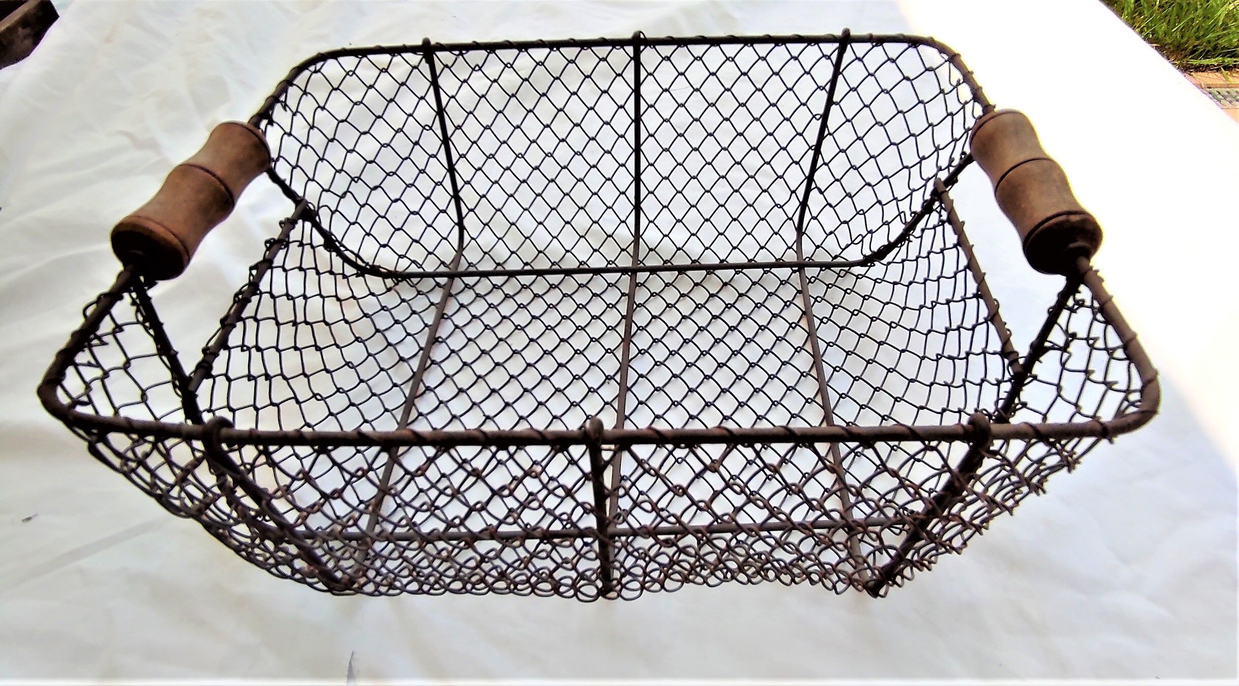 Basket with 2 wooden handles in wire mesh