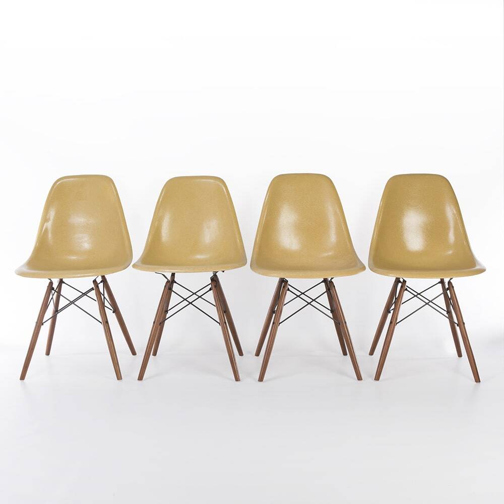 Ensemble de 4 chaises Herman Miller Vintage Eames DSW Side Shell couleur ocre clair