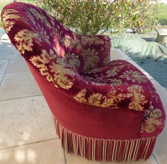 Velvet toad with backrest and firm seat in burgundy red color