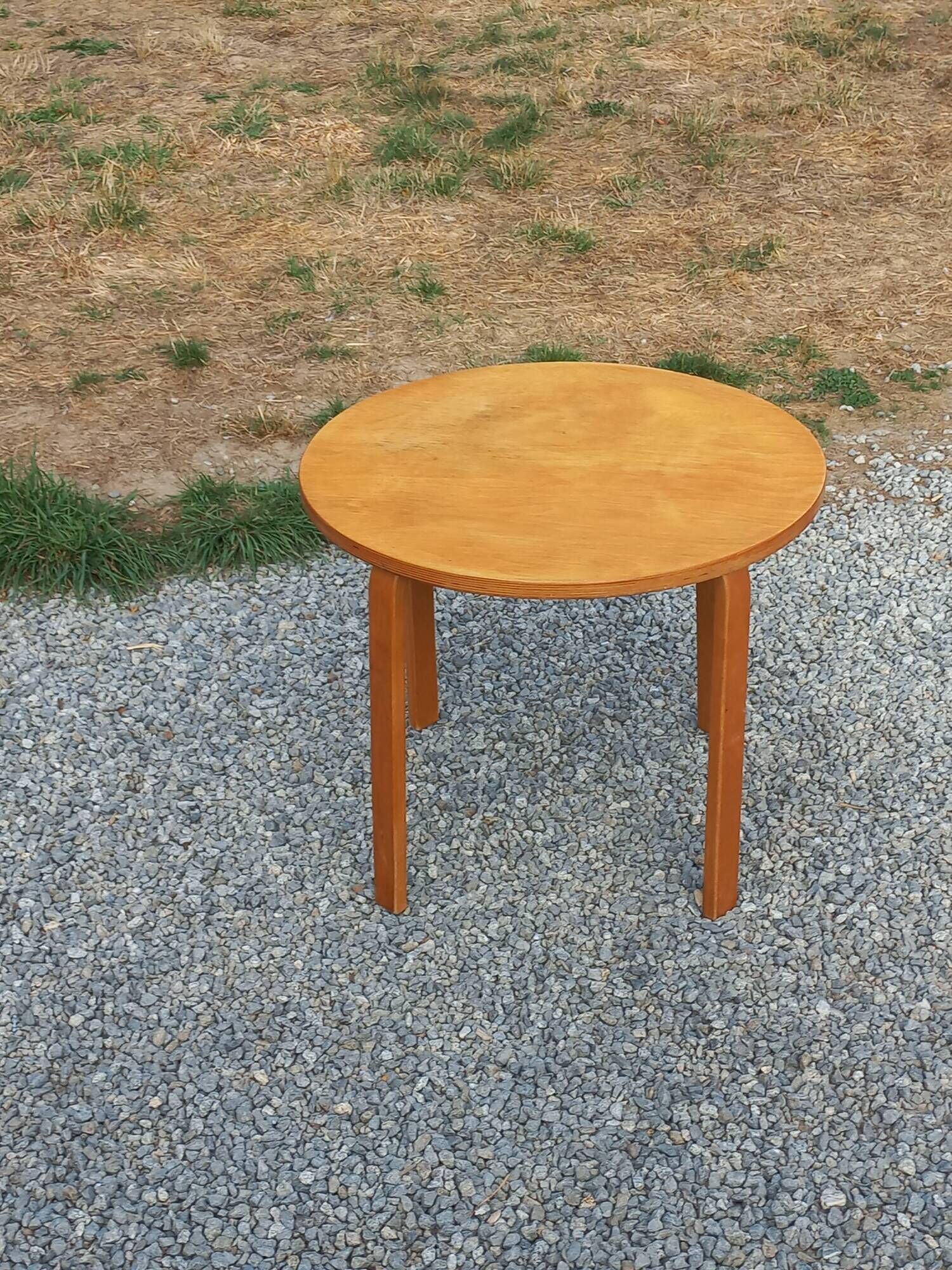 1970s Scandinavian-style coffee table in birch veneer.