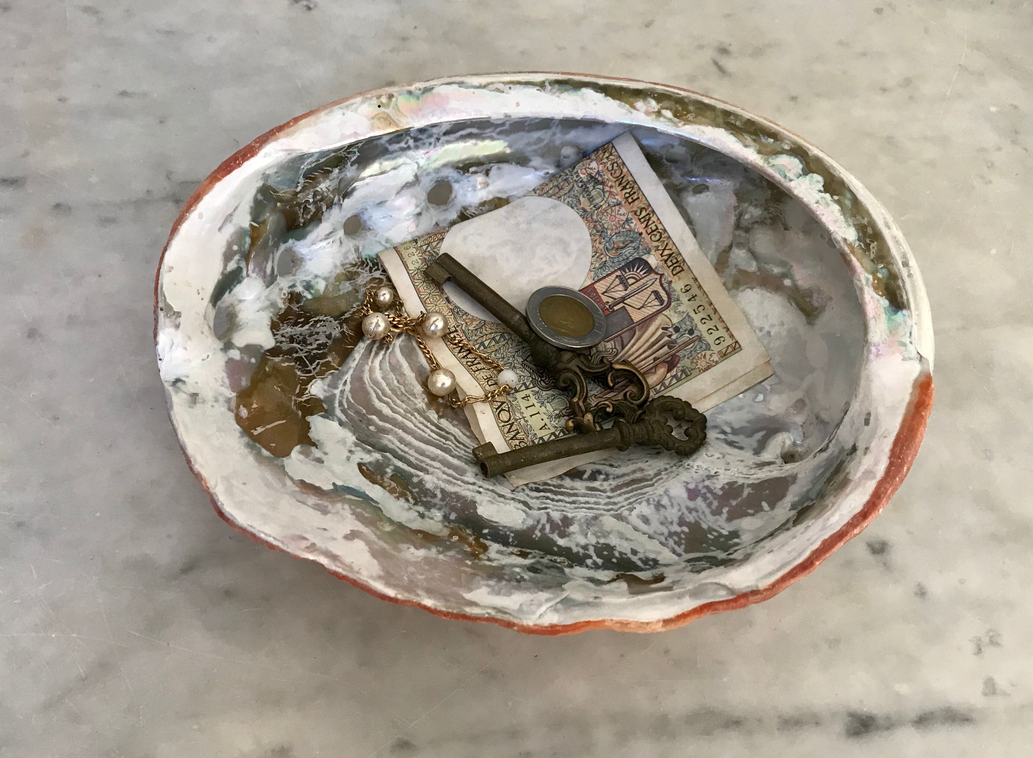 Shell trinket bowl in mother-of-pearl