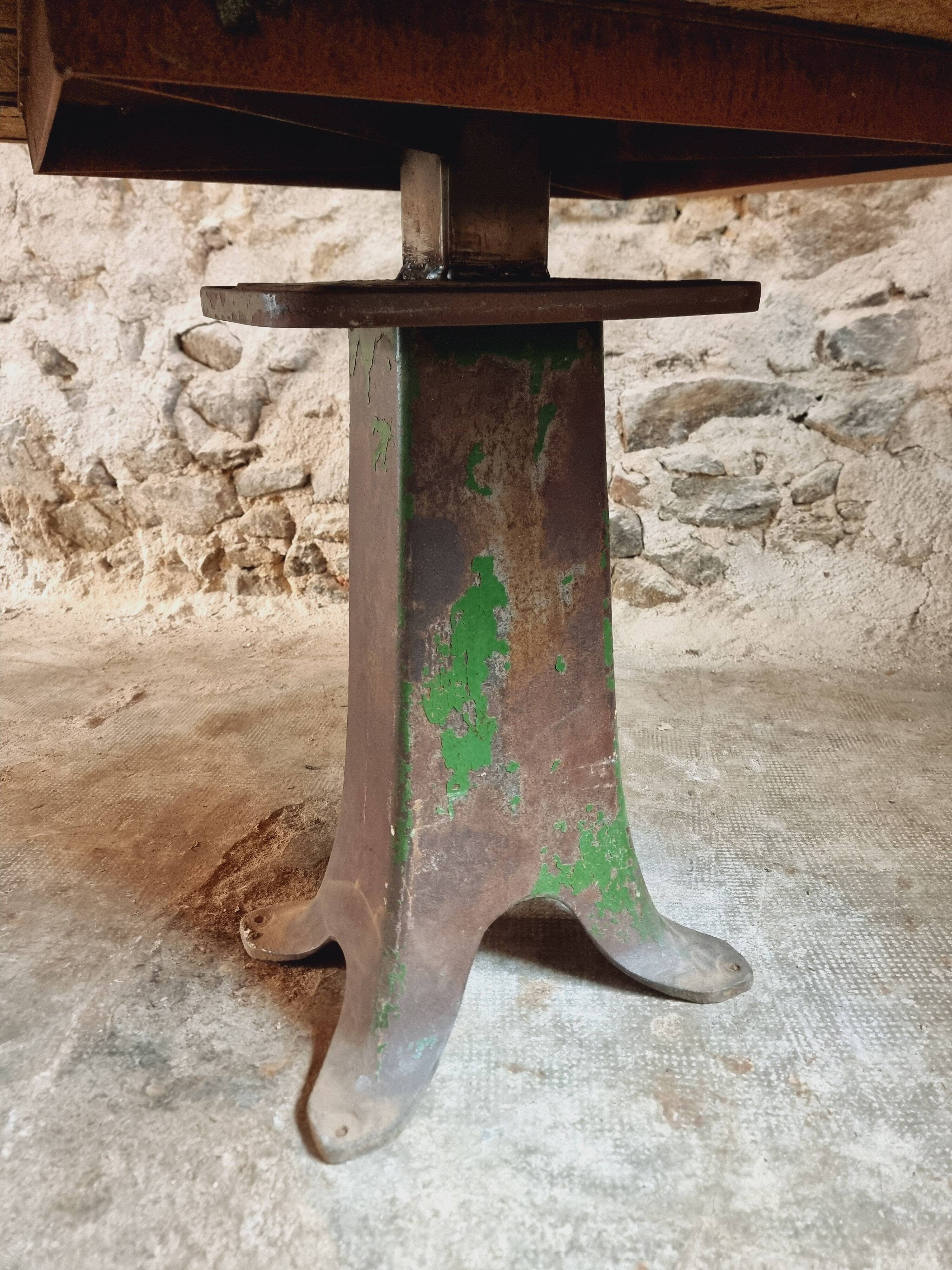 Table ancienne en chêne massif sur piètement en fonte – France, XVIIIe sièc
