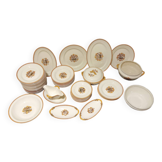 Earthenware dinner set from Creil and Montereau “Oeillet” model (71 pieces)