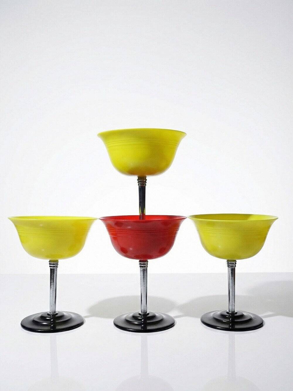 4 Art Deco dessert bowls in Nudawn & Catalin, Canada, 1930s