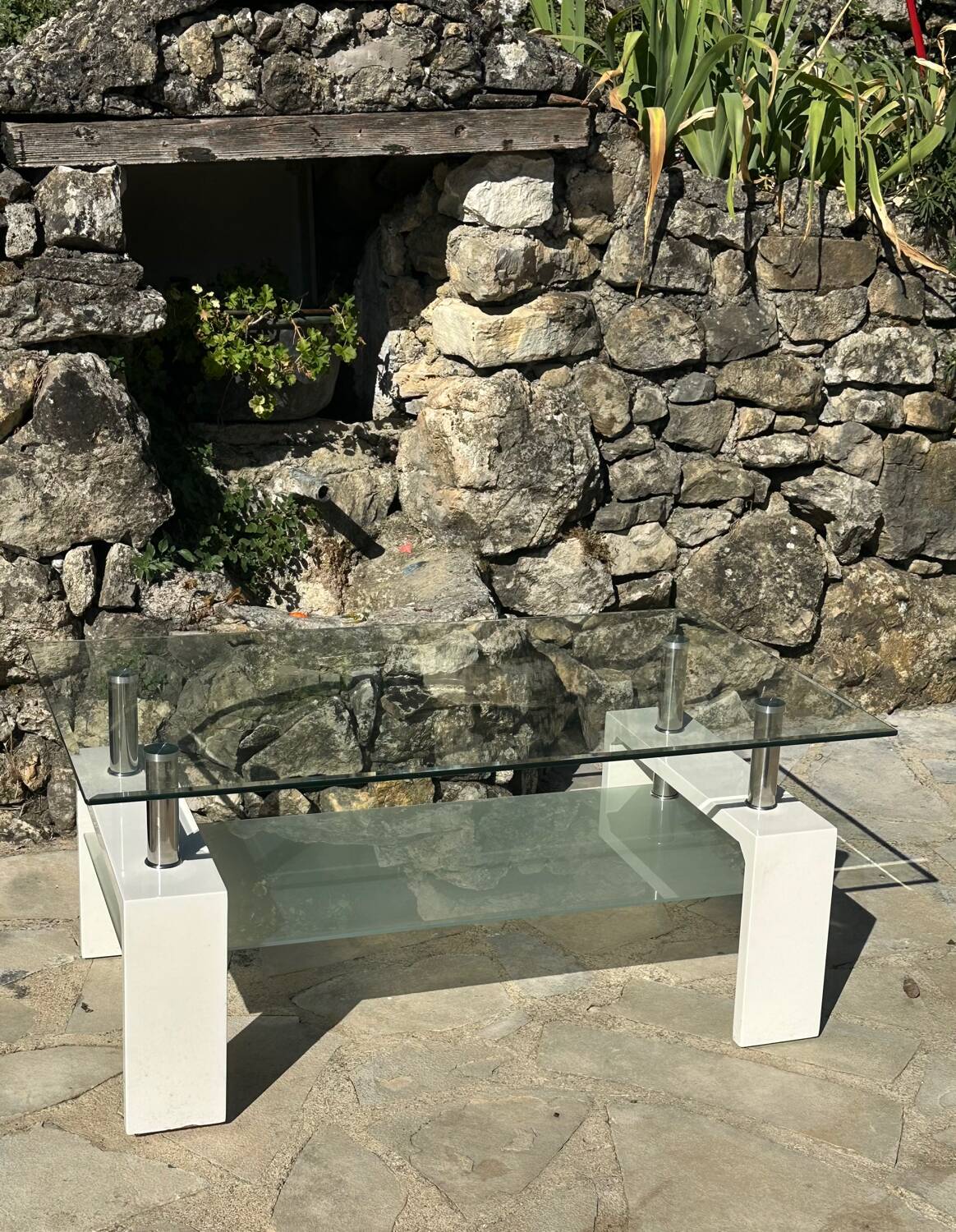 Coffee table in tempered glass and white metal.