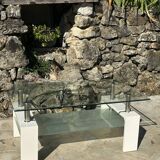 Coffee table in tempered glass and white metal.