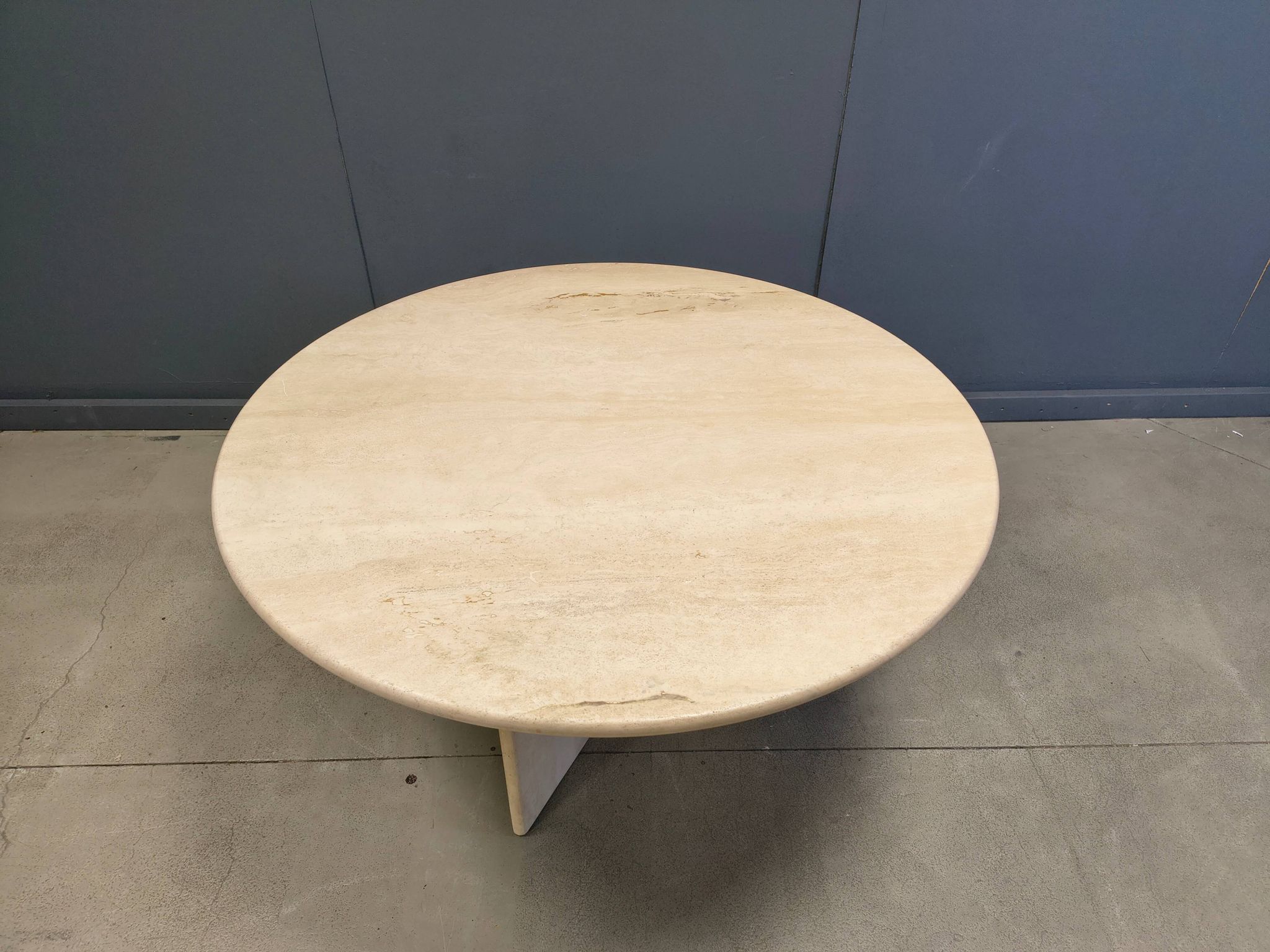 Table à manger ronde en travertin italien des années 1970