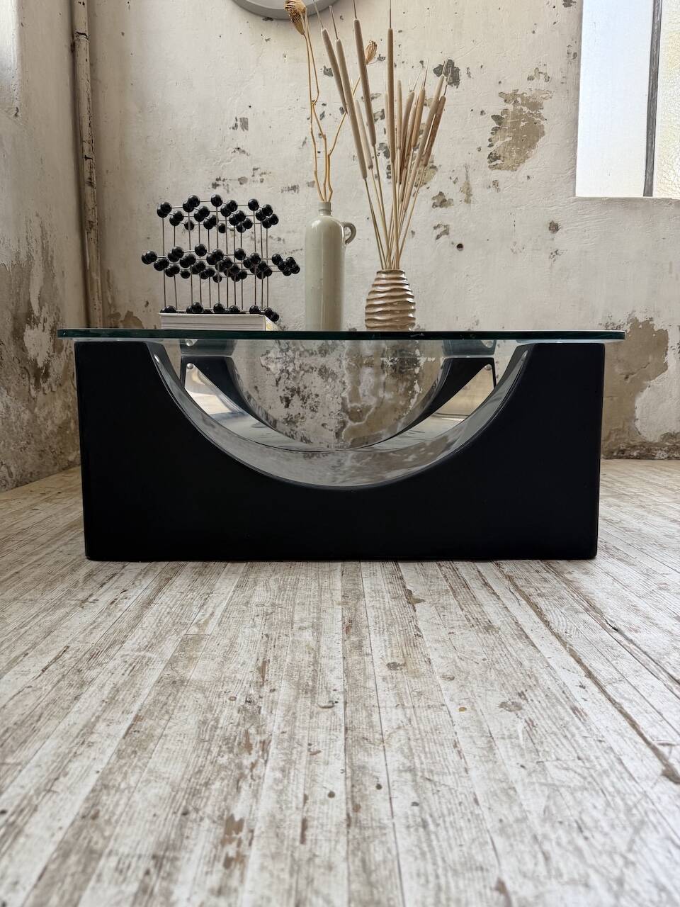 Table basse socle moulé et chrome, années 70