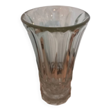 Vase en verre taillé transparent