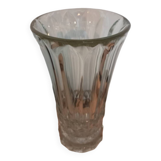 Vase en verre taillé transparent
