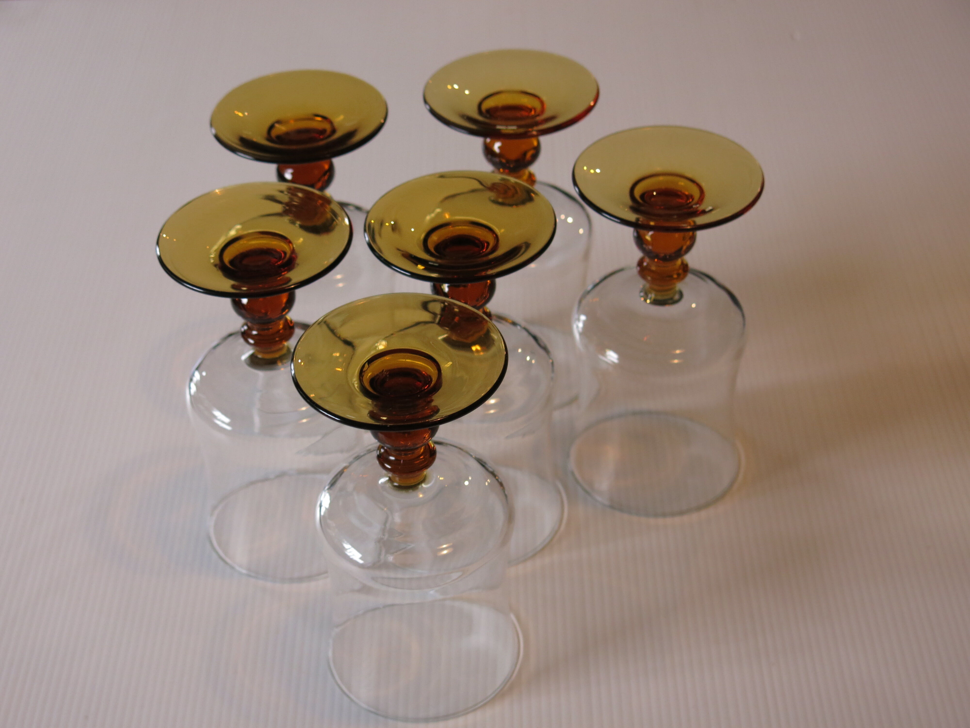 6 vintage stemmed glasses in very good condition