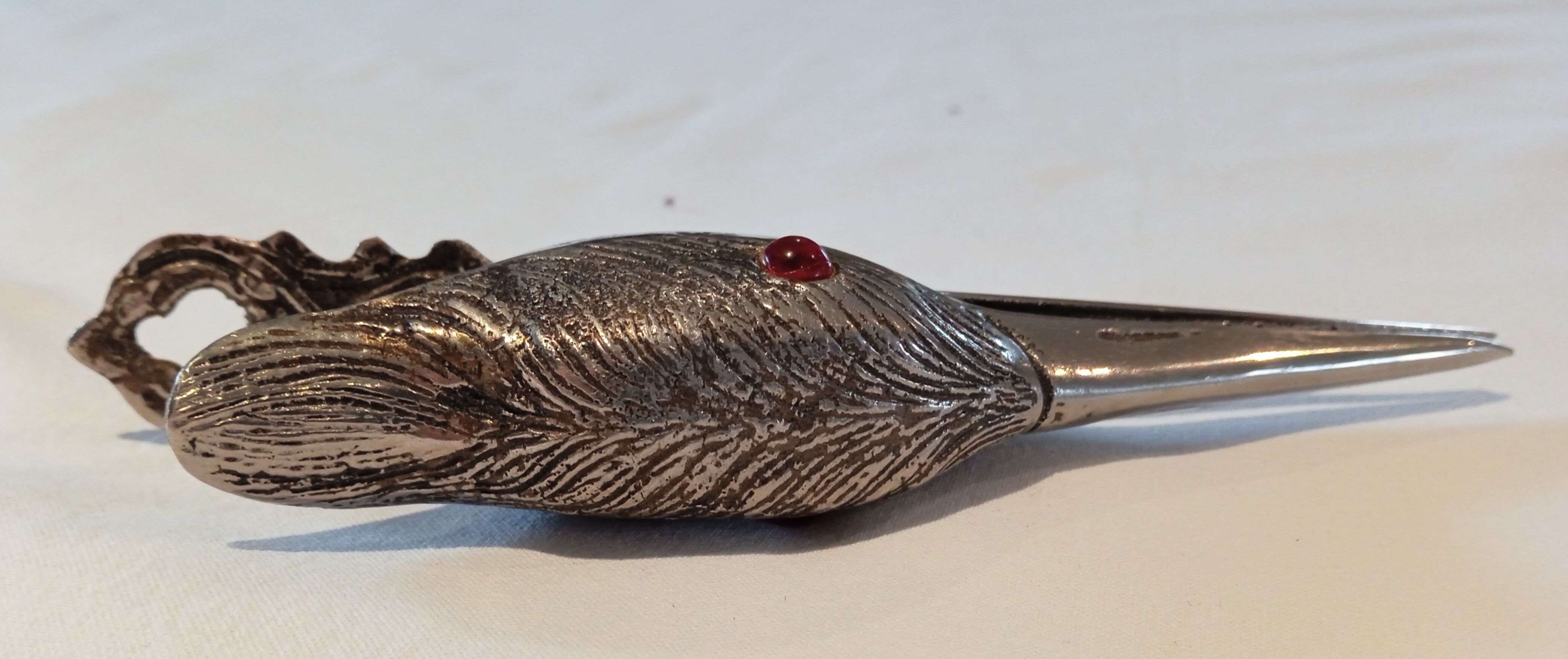 Pince à courrier cigogne