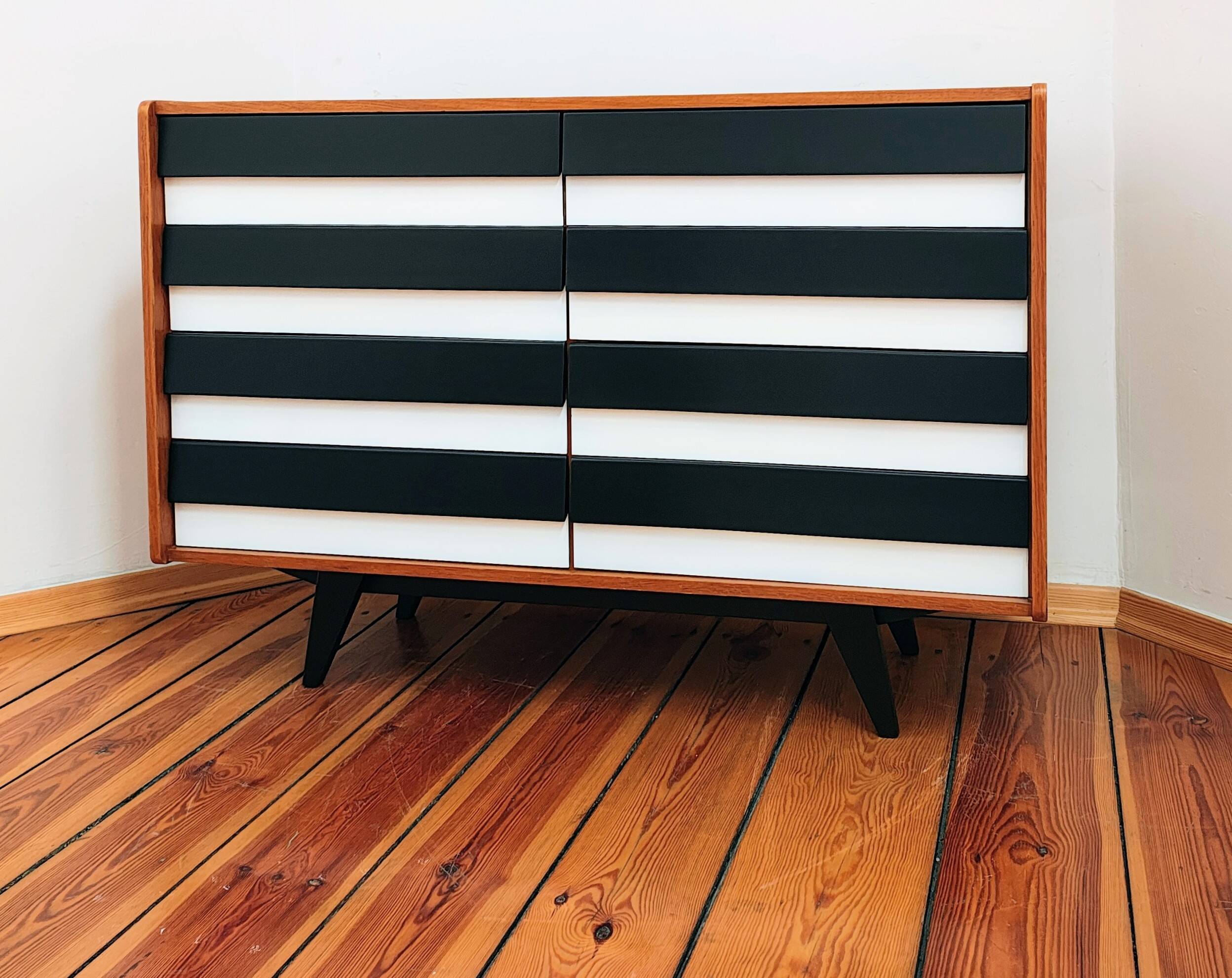 Commode tchécoslovaque par Jiří Jiroutek pour Cesky Nabytek, années 1960.