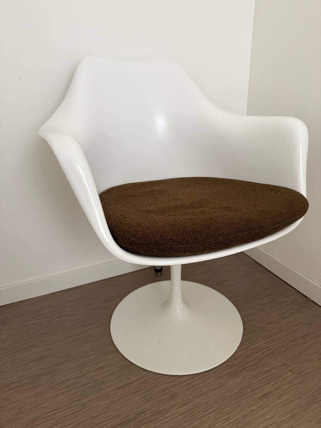 Knol armchair