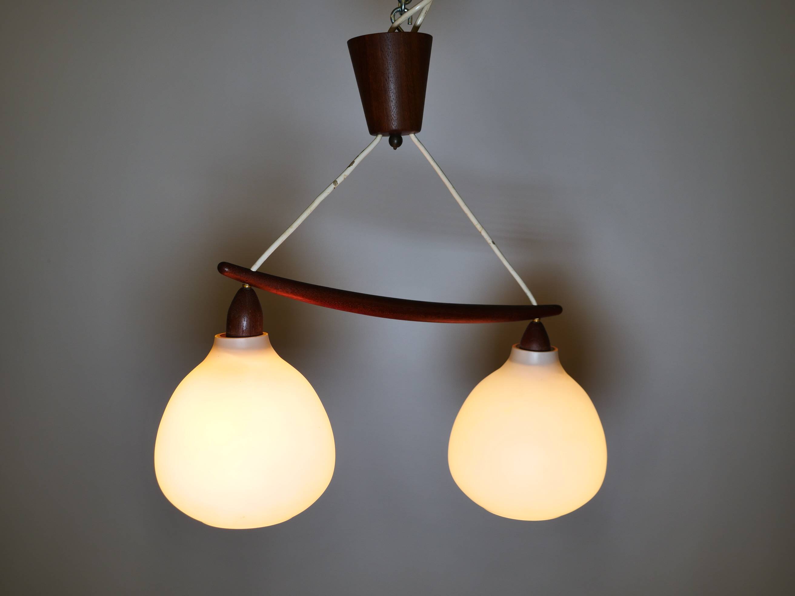 Suspension en verre opalin et teck par Uno & Östen Kristiansson, années 1960.