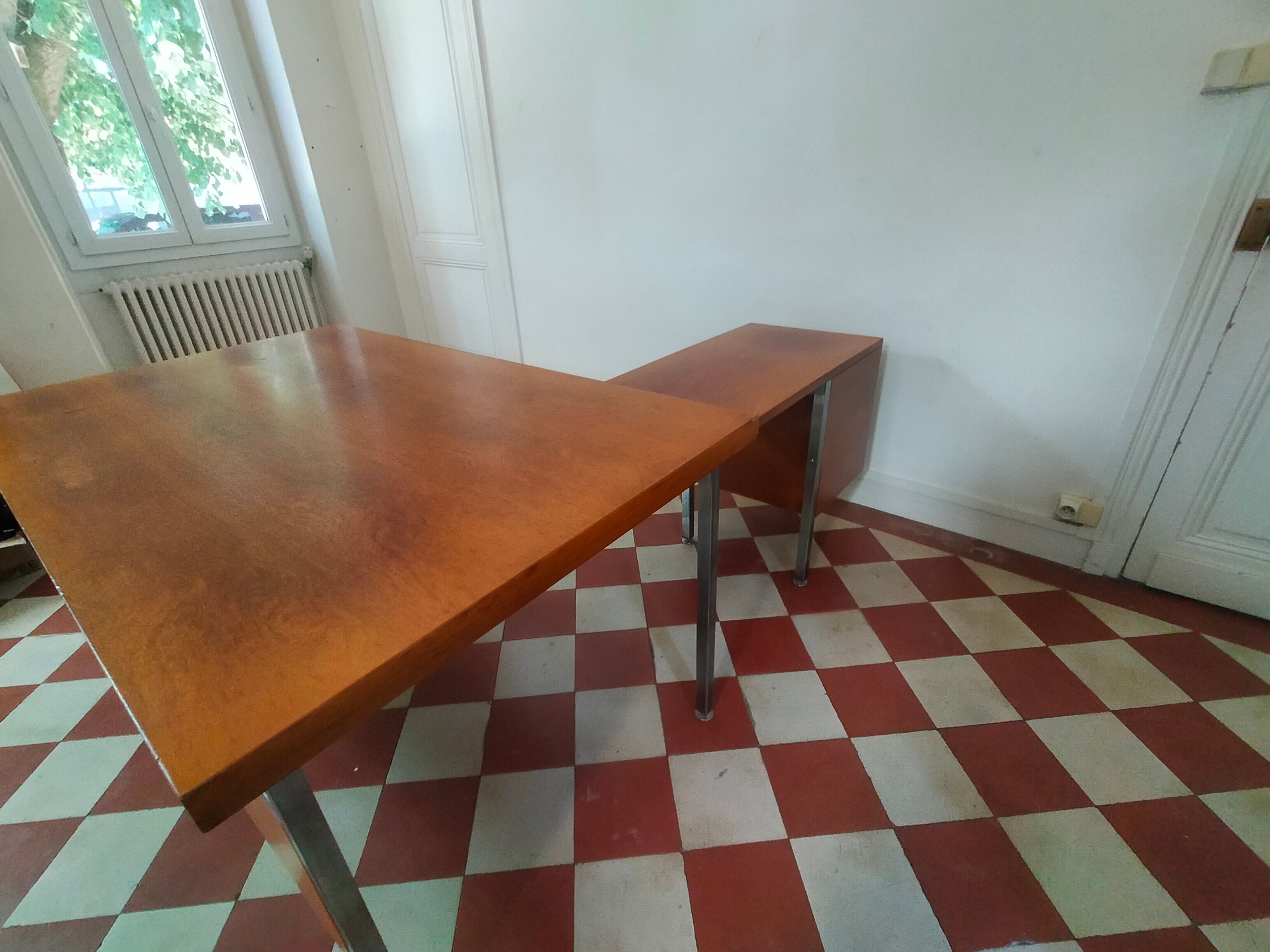 Desk with removable drawers in the style of Florence Knoll.