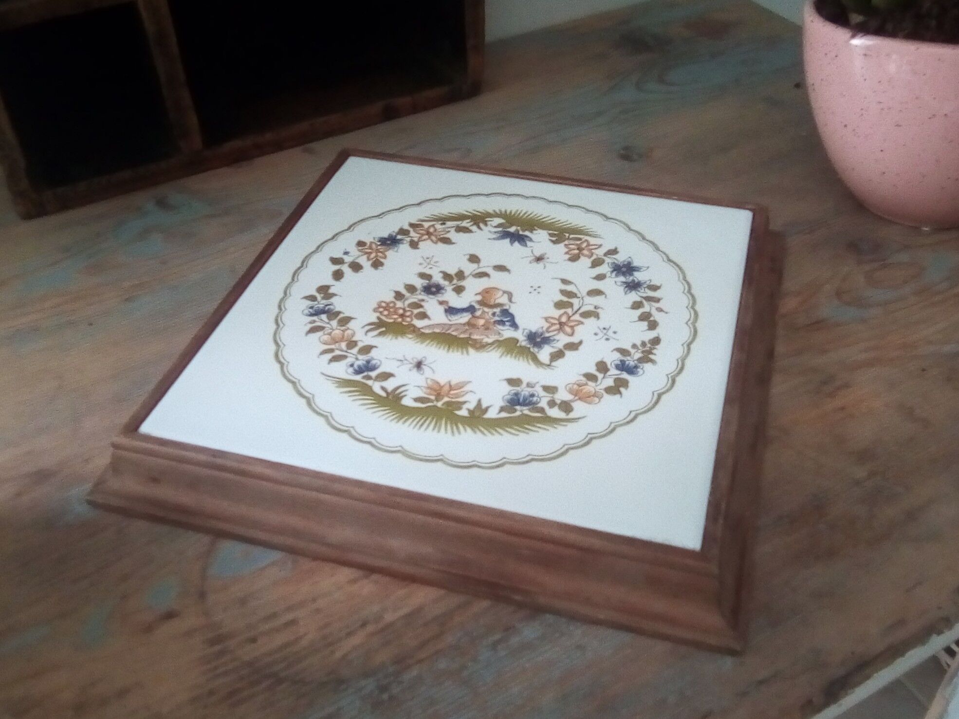 Underside of Provençal dish