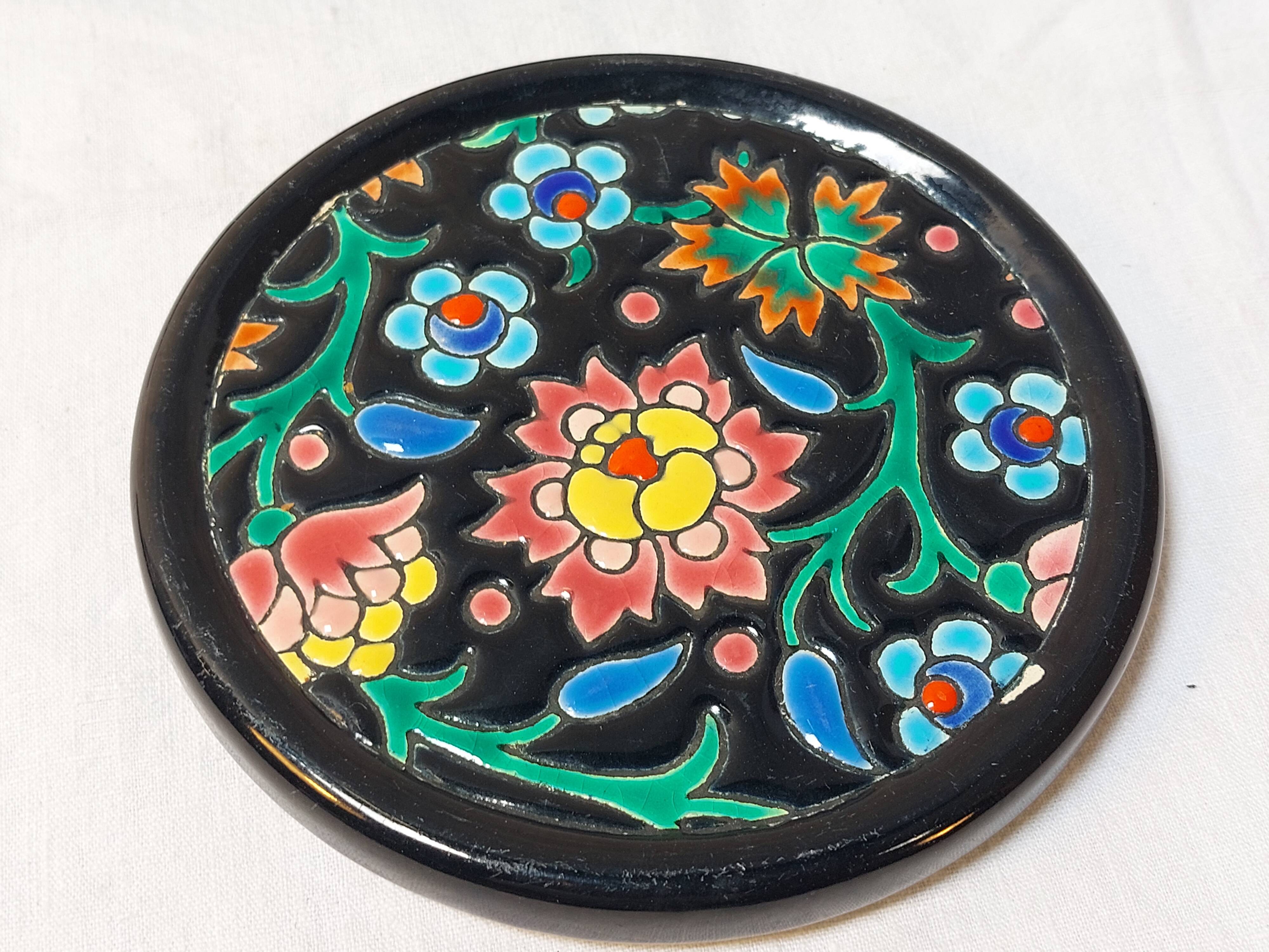Ensemble émaux de Longwy dessous de plat et de bouteille décor floral