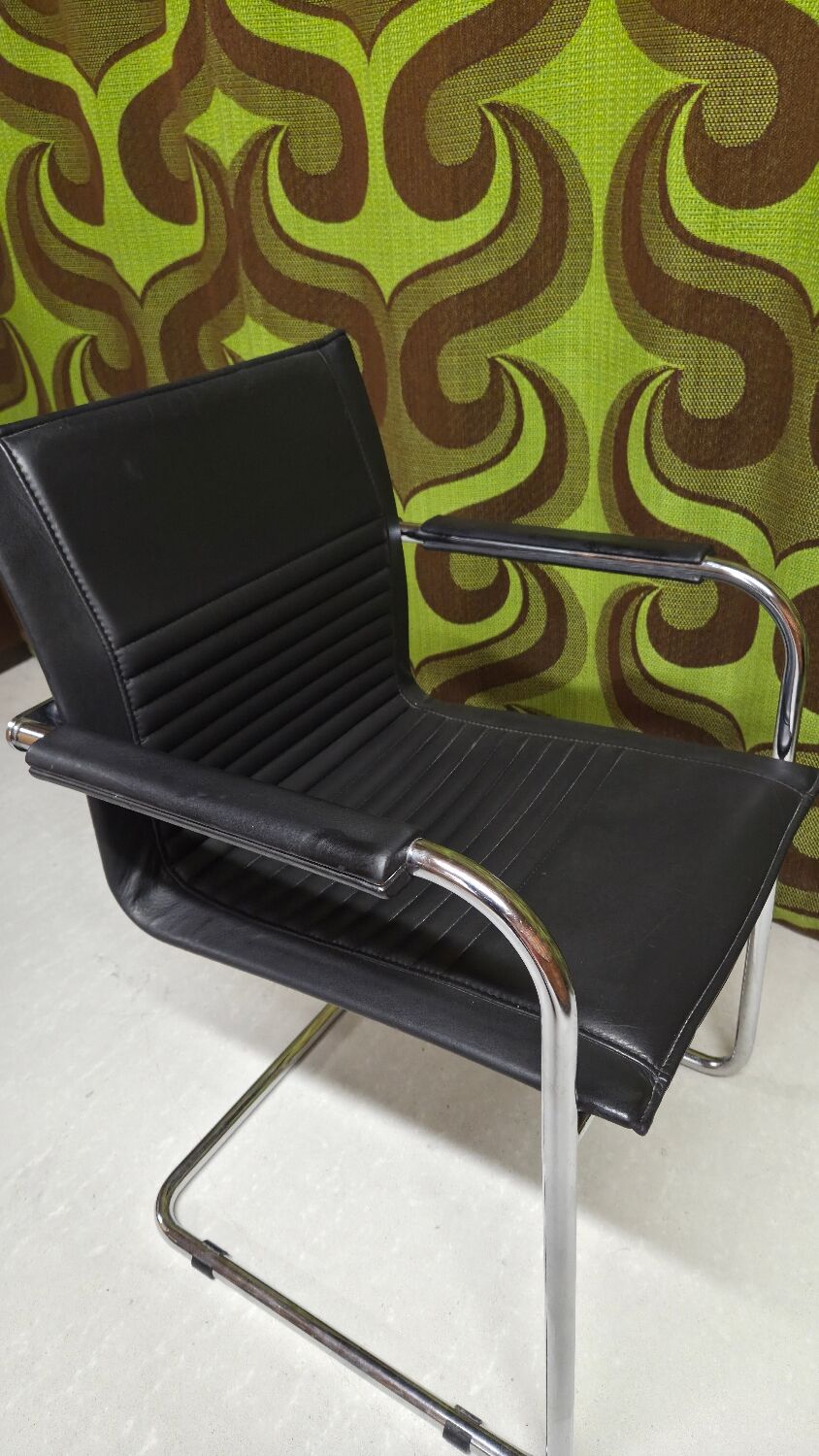 Art Collection vintage leather armchair