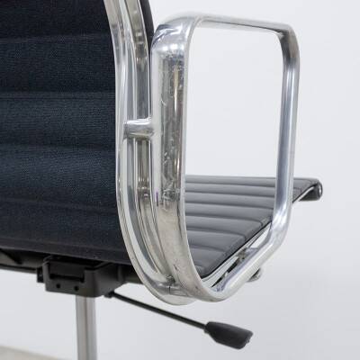 Vitra Aluminum Chair EA 118
