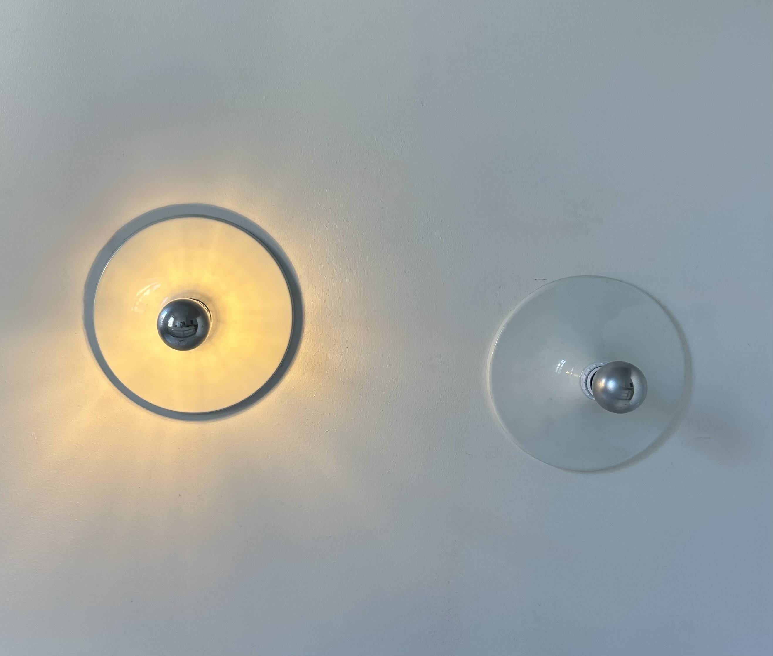 Pair of vintage wall lights, white lacquered metal, Italy 1970.