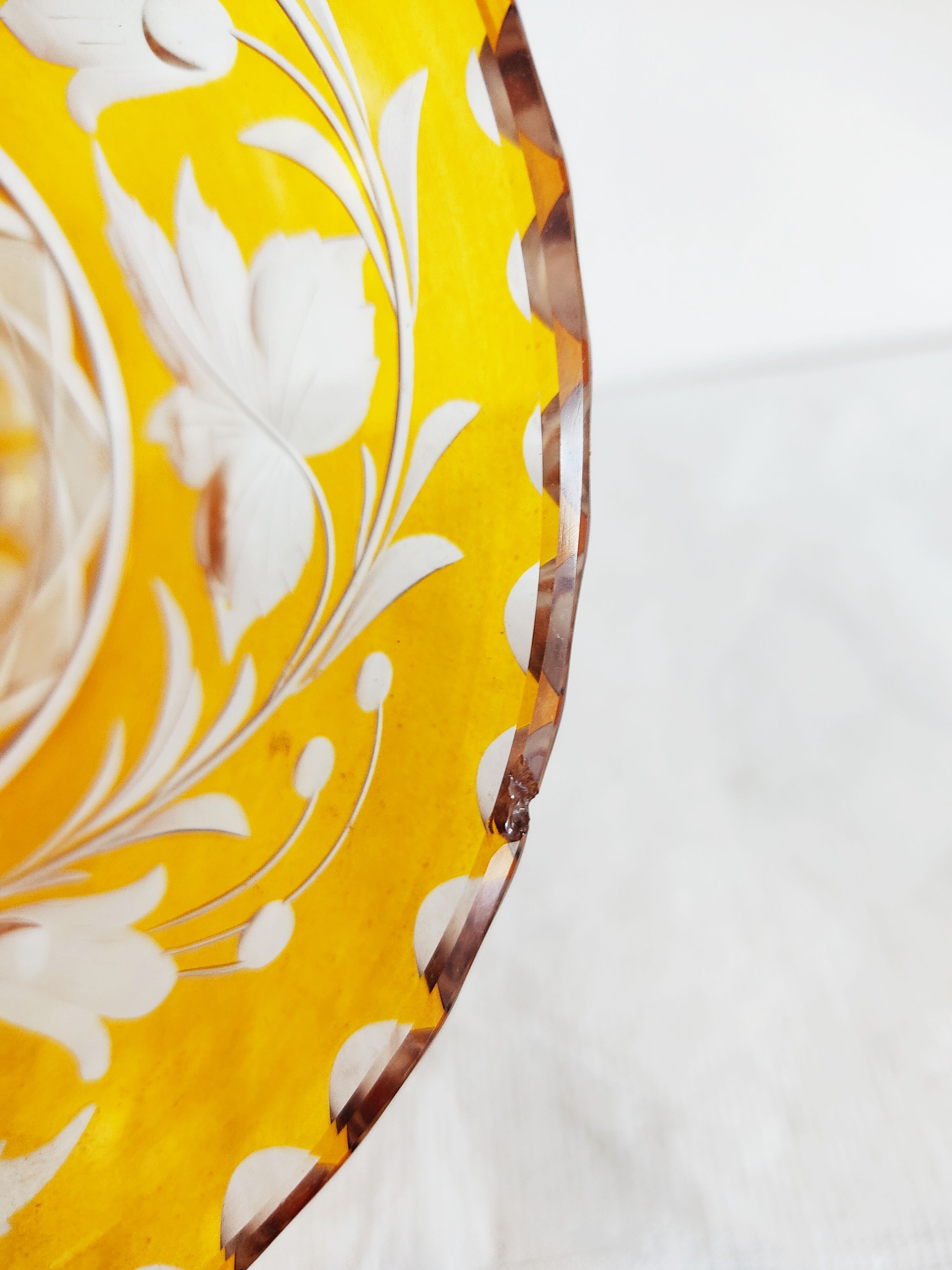 Vase verre doublé jaune fleurs incisées