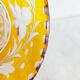 Vase verre doublé jaune fleurs incisées
