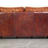 Canapé en cuir de mouton 2,5 places, luxueux et confortable, avec des coussins en tissu.